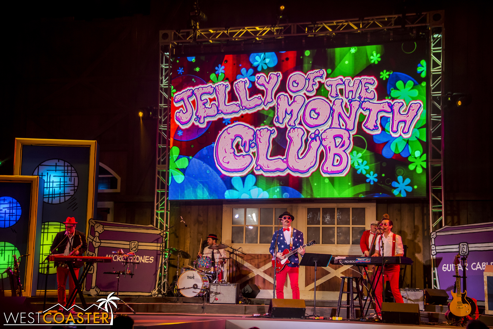  The entire show is a set by "kid-friendly adult band / adult-friendly kid band" Jelly of the Month Club. 