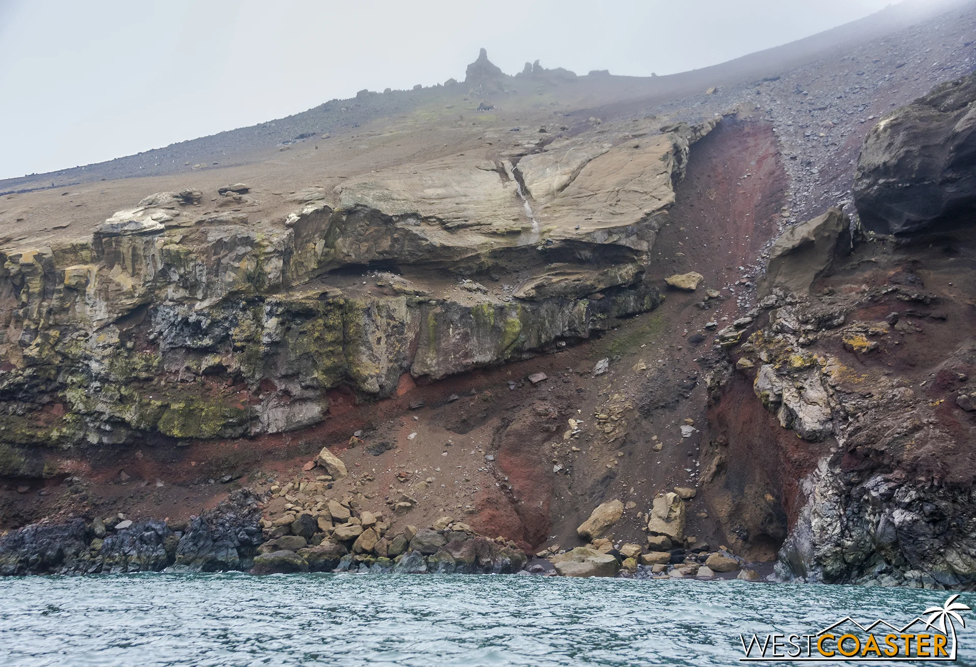 Both the green and red coloring of the rock comes from lichen.