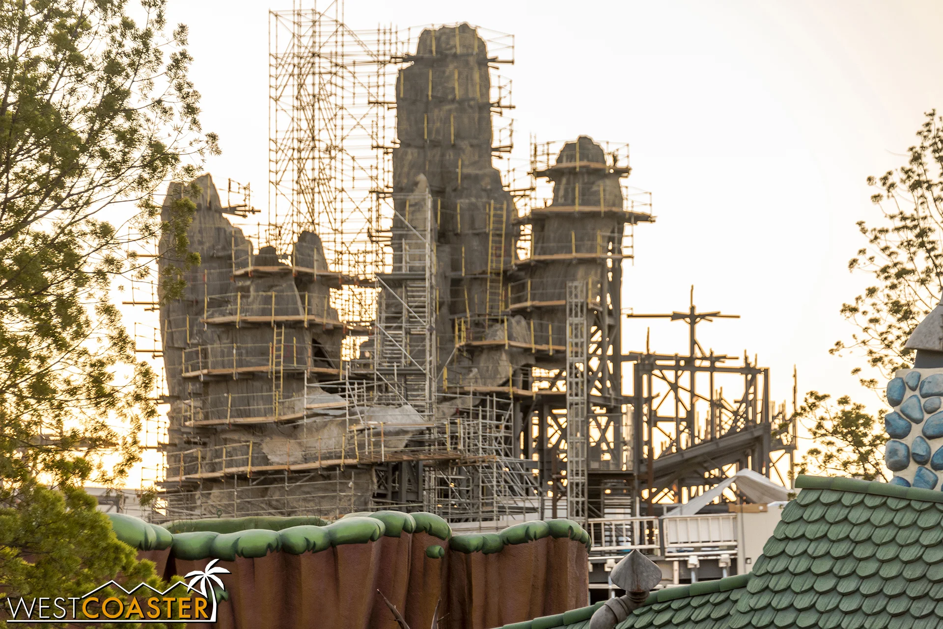 There is the cliff-like facade, but I'm not sure that really conveys an effective transition.