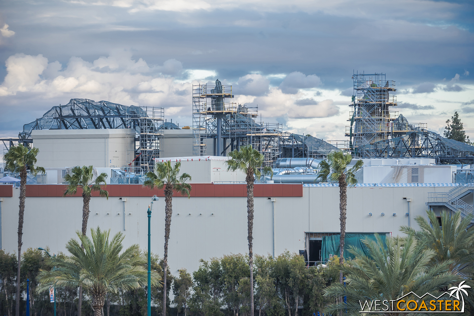  Meanwhile, the First Order building keeps getting more rocks to obscure things. 