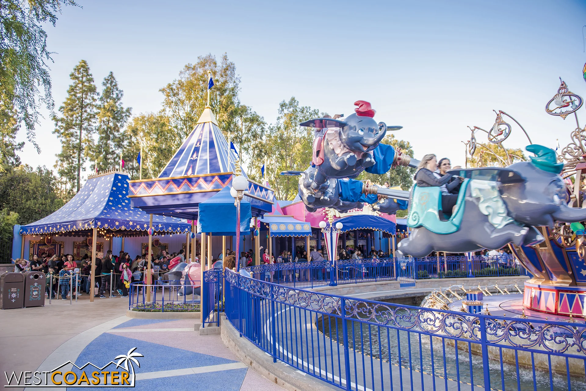 Here’s the other side of the queue, with a canopy over the Dumbo ride vehicle photo op.