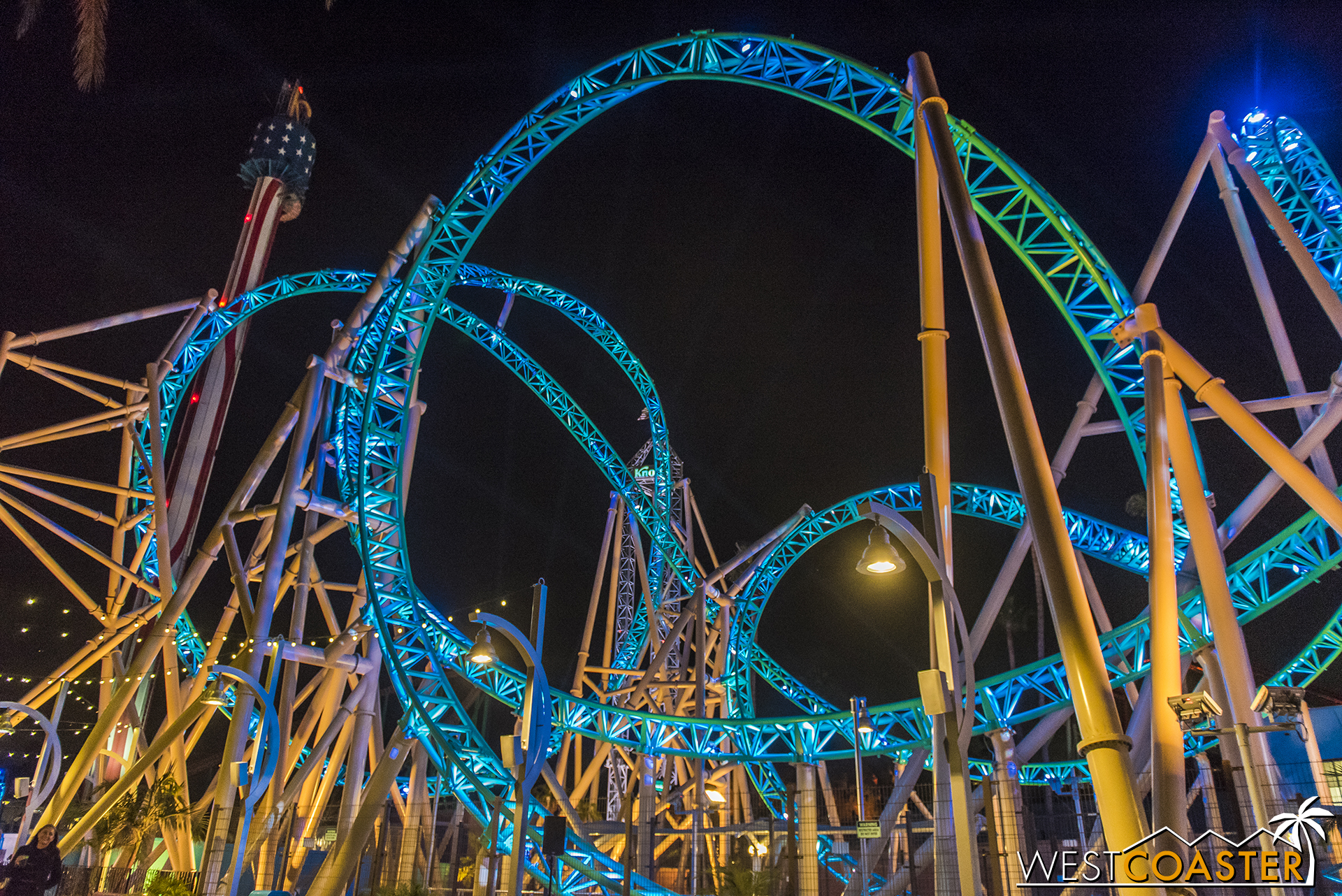  The lighting really showcases this ride like an ocean jewel. 
