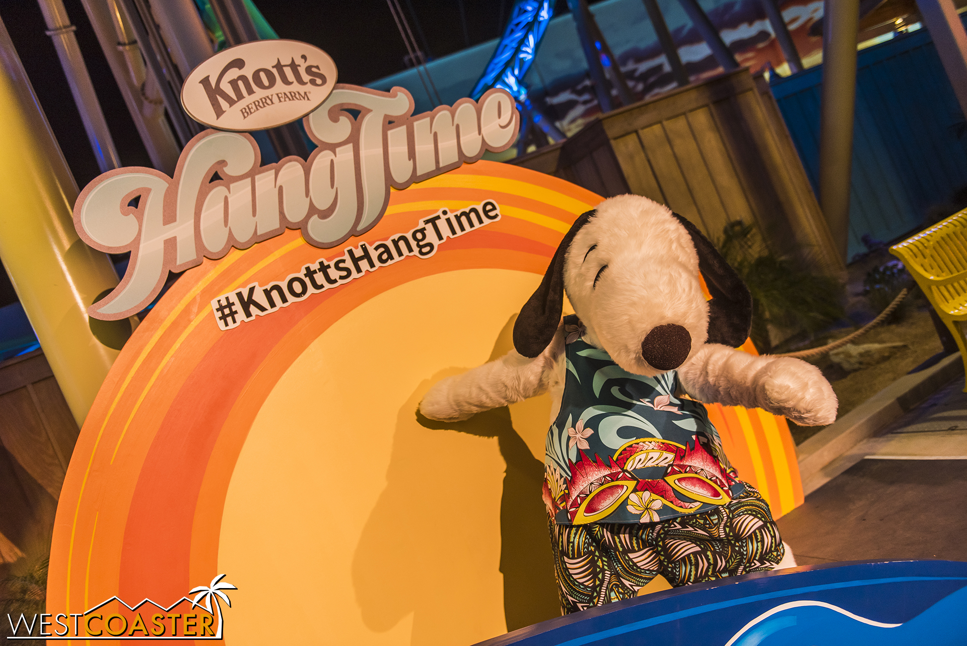  Throughout the night, Snoopy would show up for photo ops. 