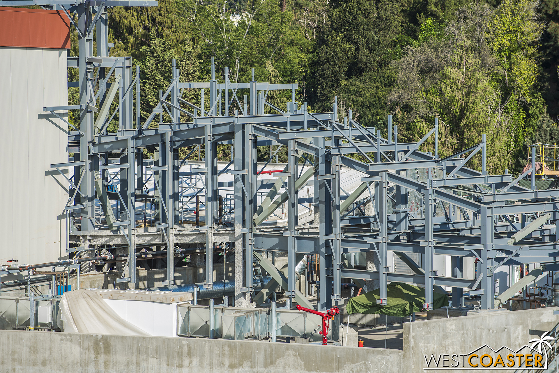  I always think this looks like it’s going to be a giant AT-AT, though.  There’s some roof behind the steel in white too. 