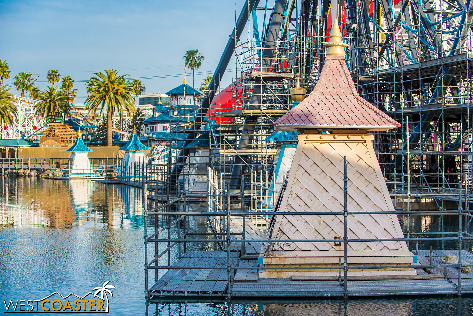 Speaking of new paint job, the red / turquoise Paradise / Pixar Pier color swap continues with the World of Color projection shelters.