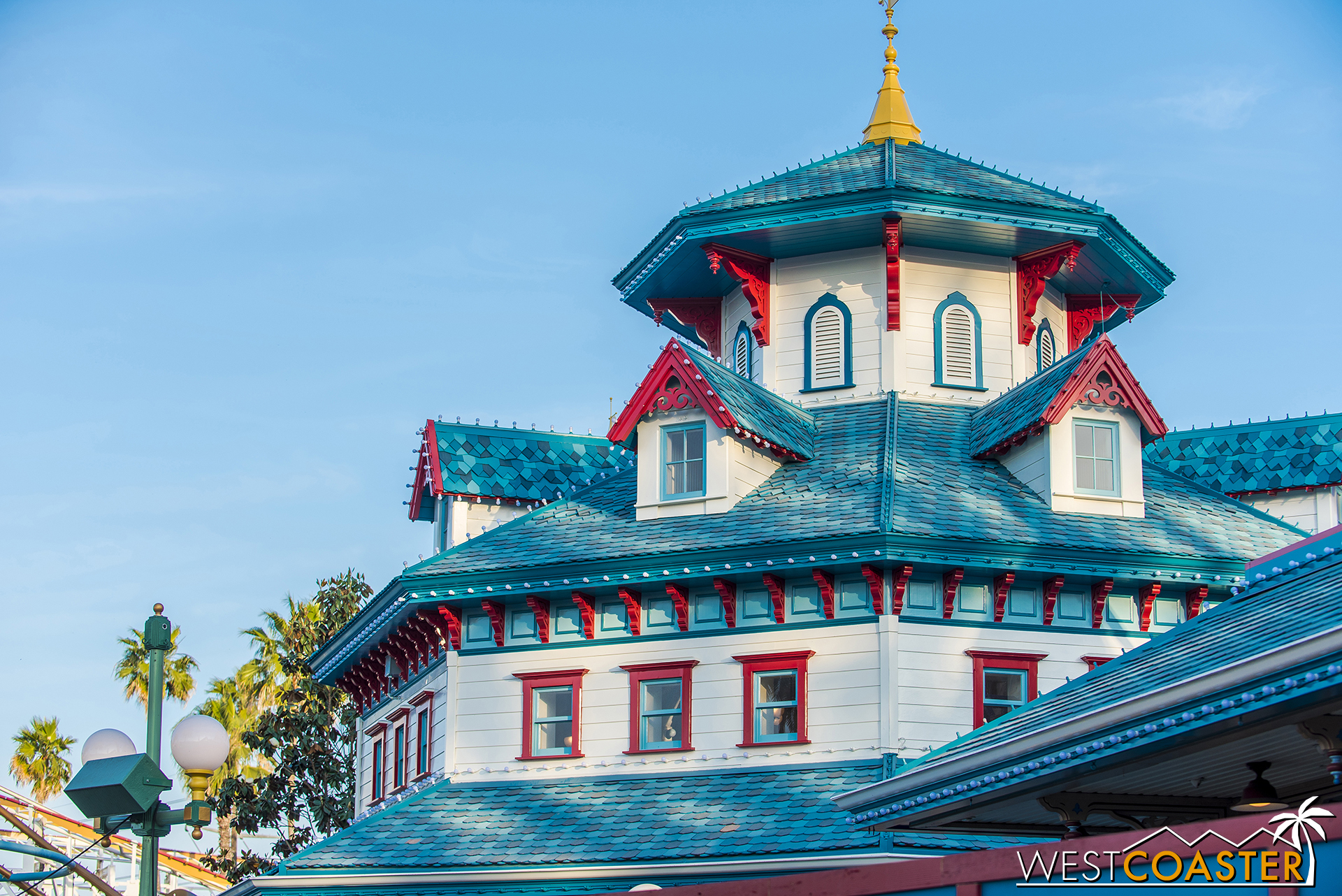 The souvenir store roof from the other side.