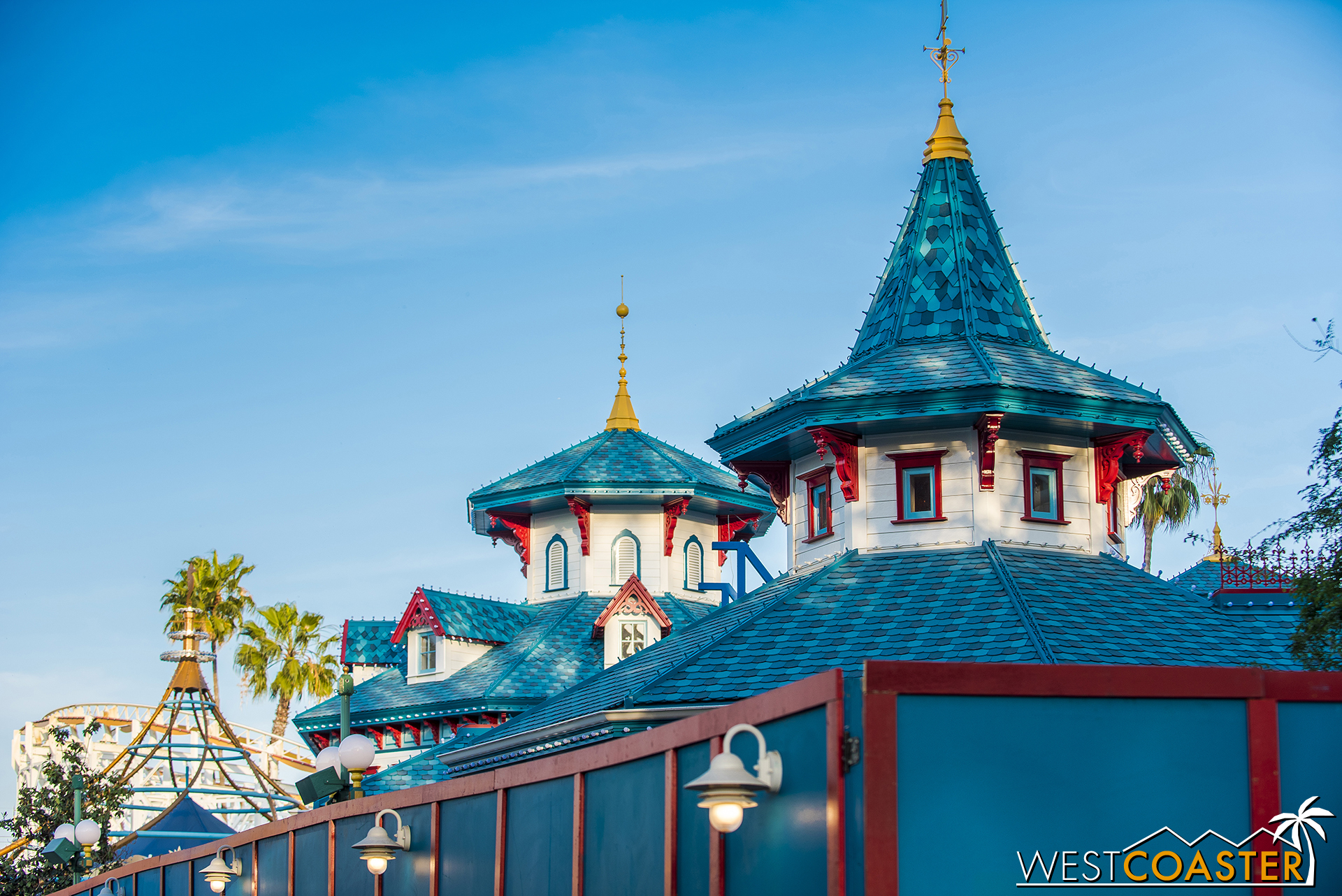 I dig it. I’d be okay if Pixar Pier had transformed everything to this aesthetic. You can mix an IP with theme park immersion if it’s done right. Just look at how Toy Story Trolley Park is integrated into the New York-themed American Waterfront area over at Tokyo Disney Sea.