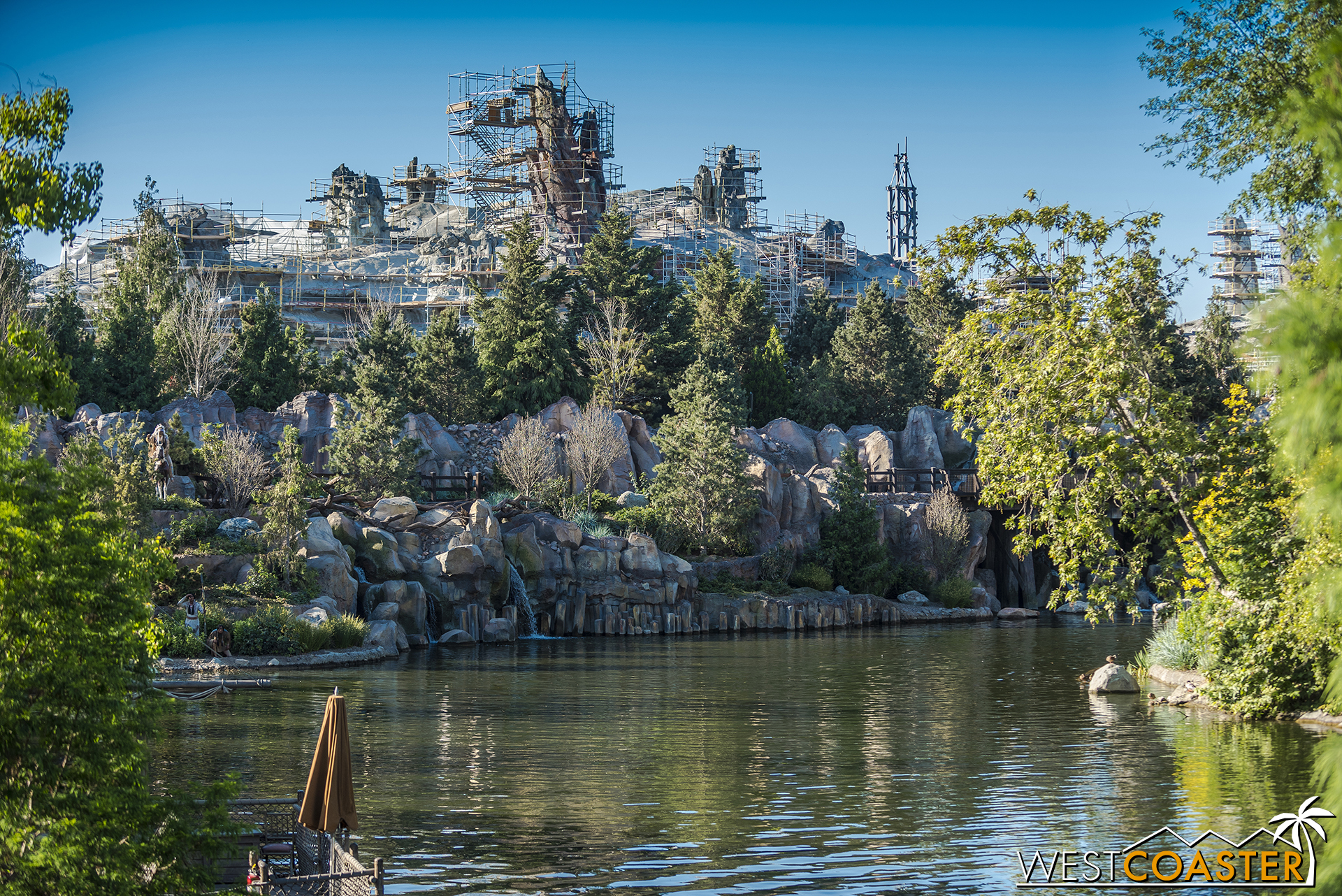  The scale against the redone back end of the Rivers of America is snazzy… it’s actually quite pretty. 