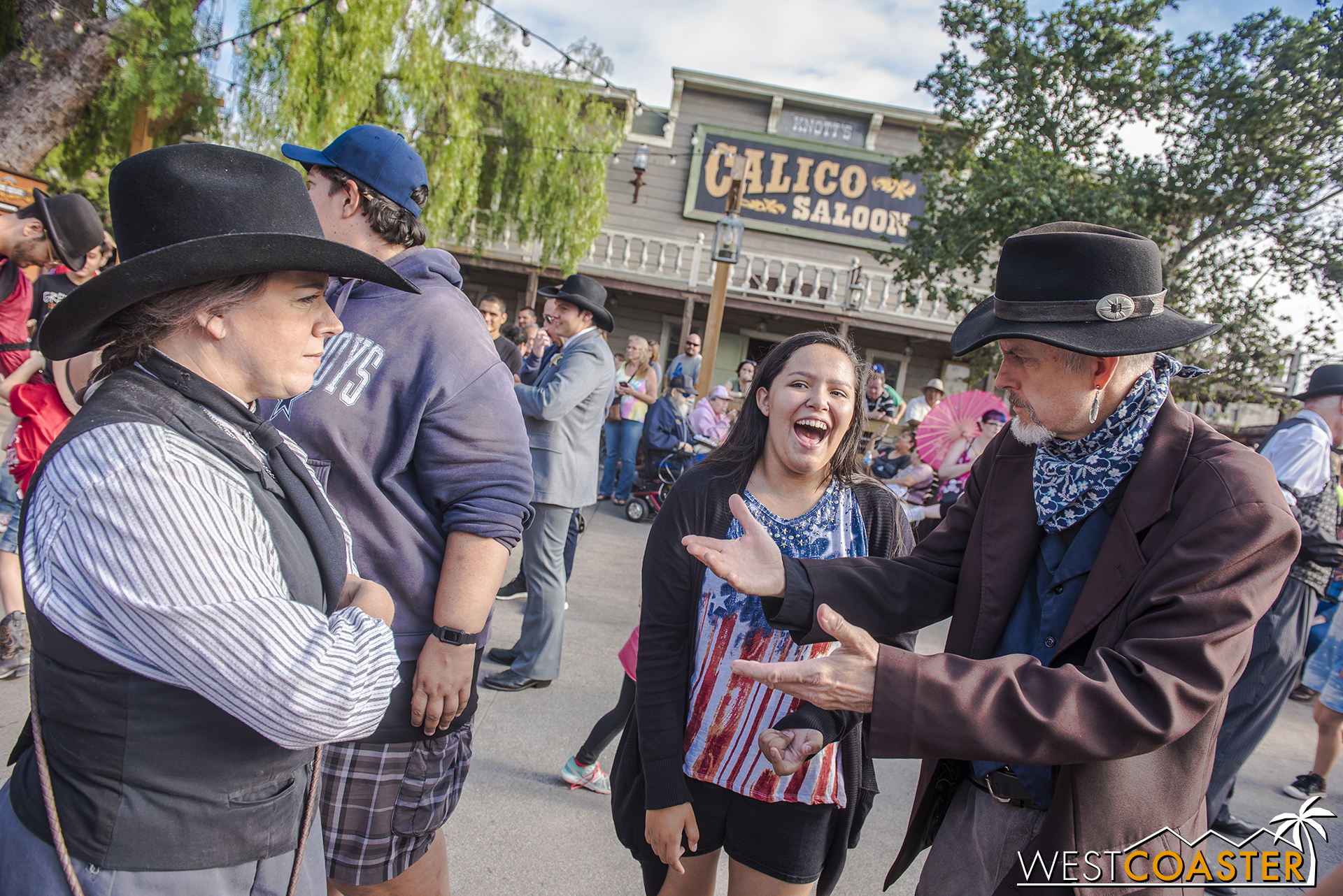 Meanwhile, guests attempt to help Ox Mayfield with his reconciliation attempts with Phyllis by urging him to apologize.