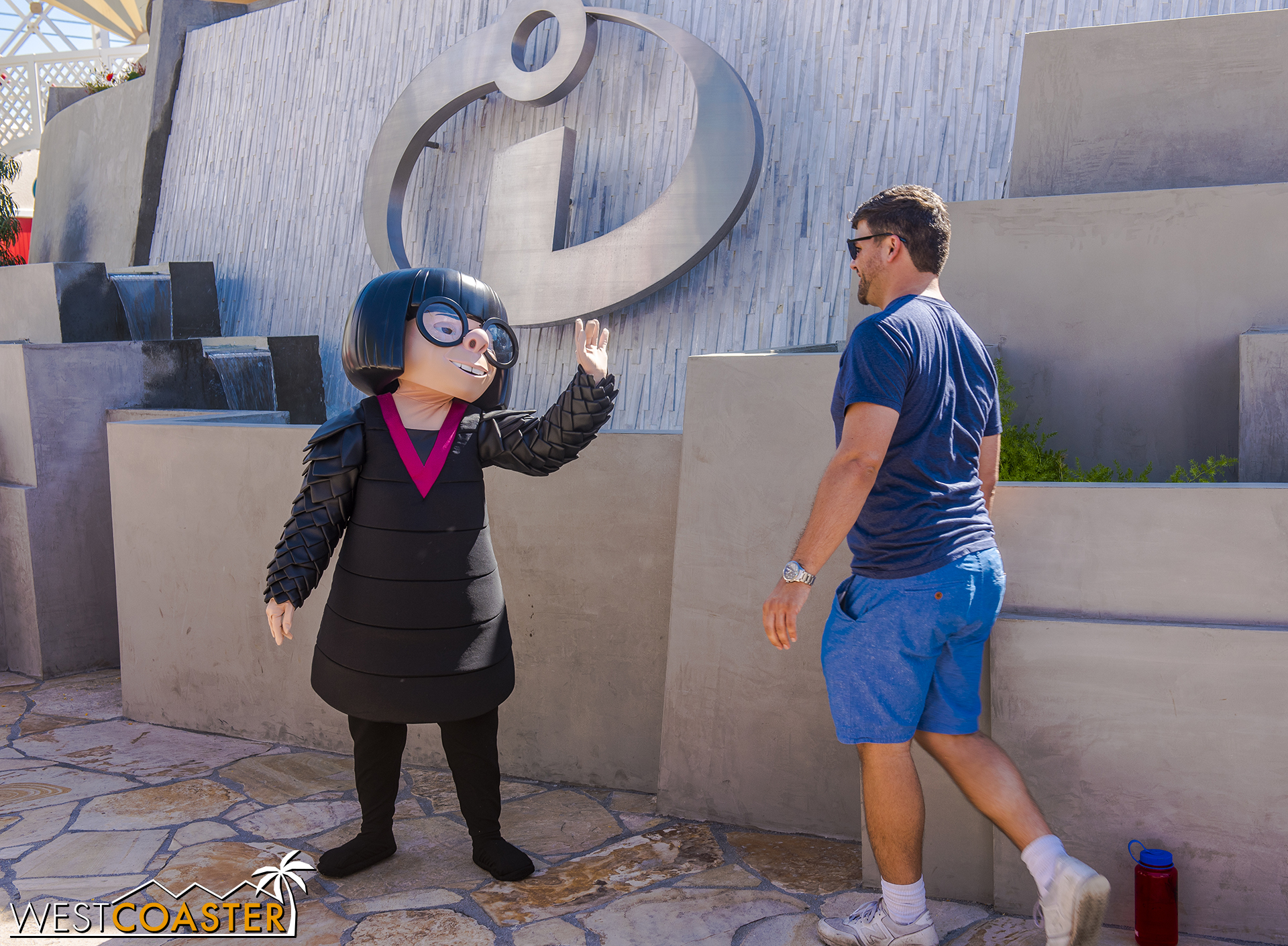  The fountain wall across the Incredicoaster entrance now has a great meet-and-greet with Edna Mode. 