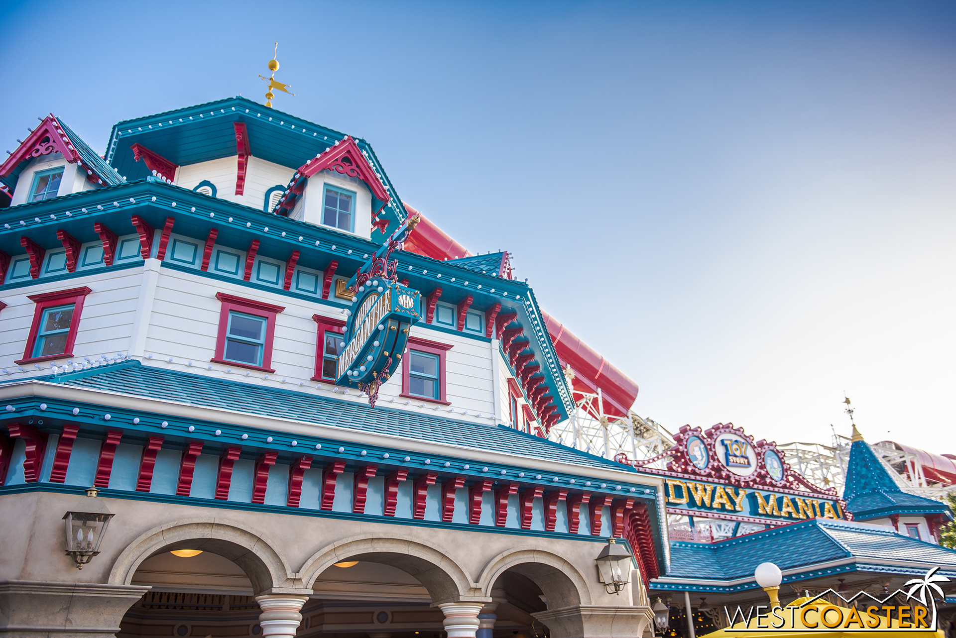  The new paint job on the Toy Story building is quite nice. 