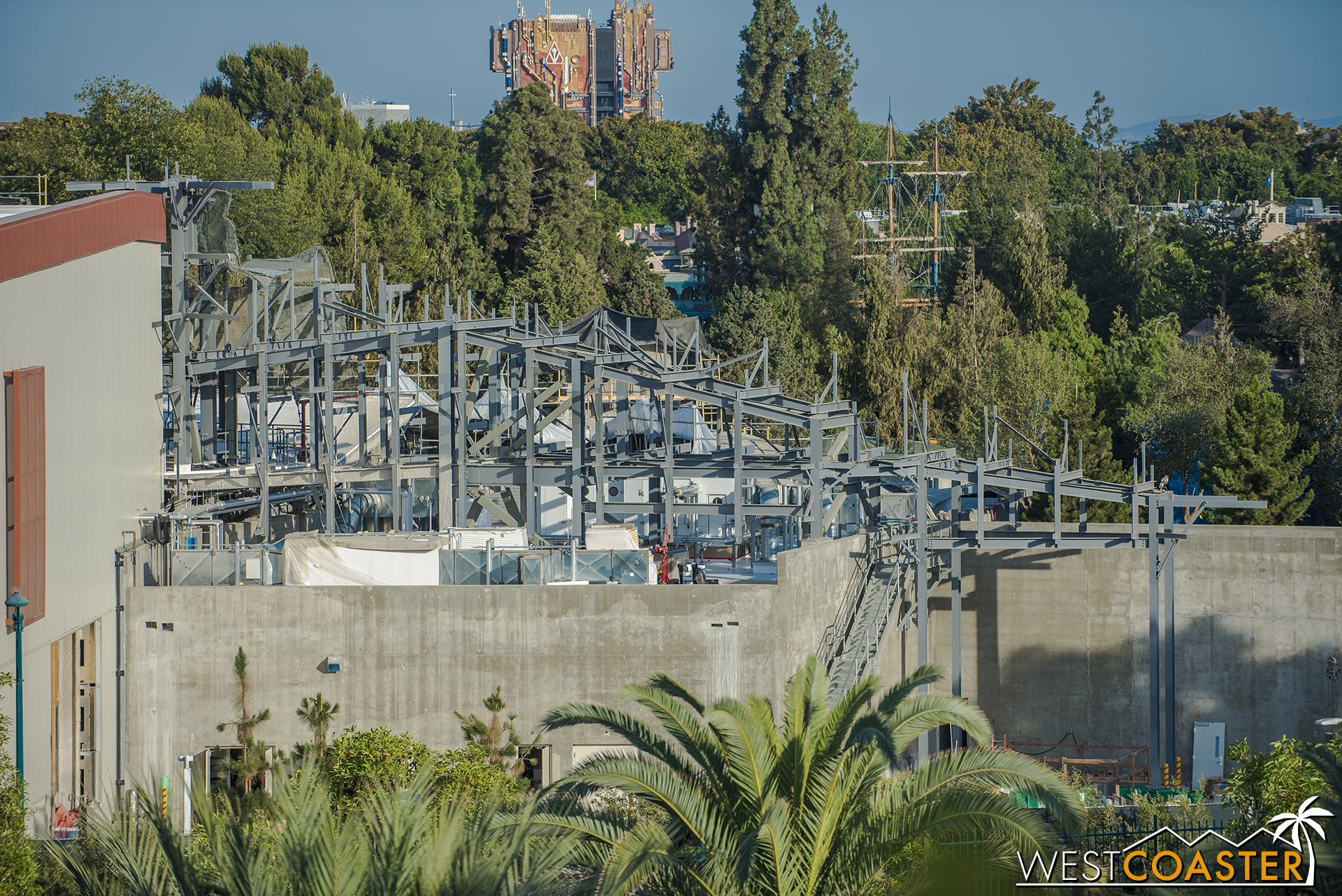  You can kind of glimpse the roof canopy structures on the opposite side of all this steel. 