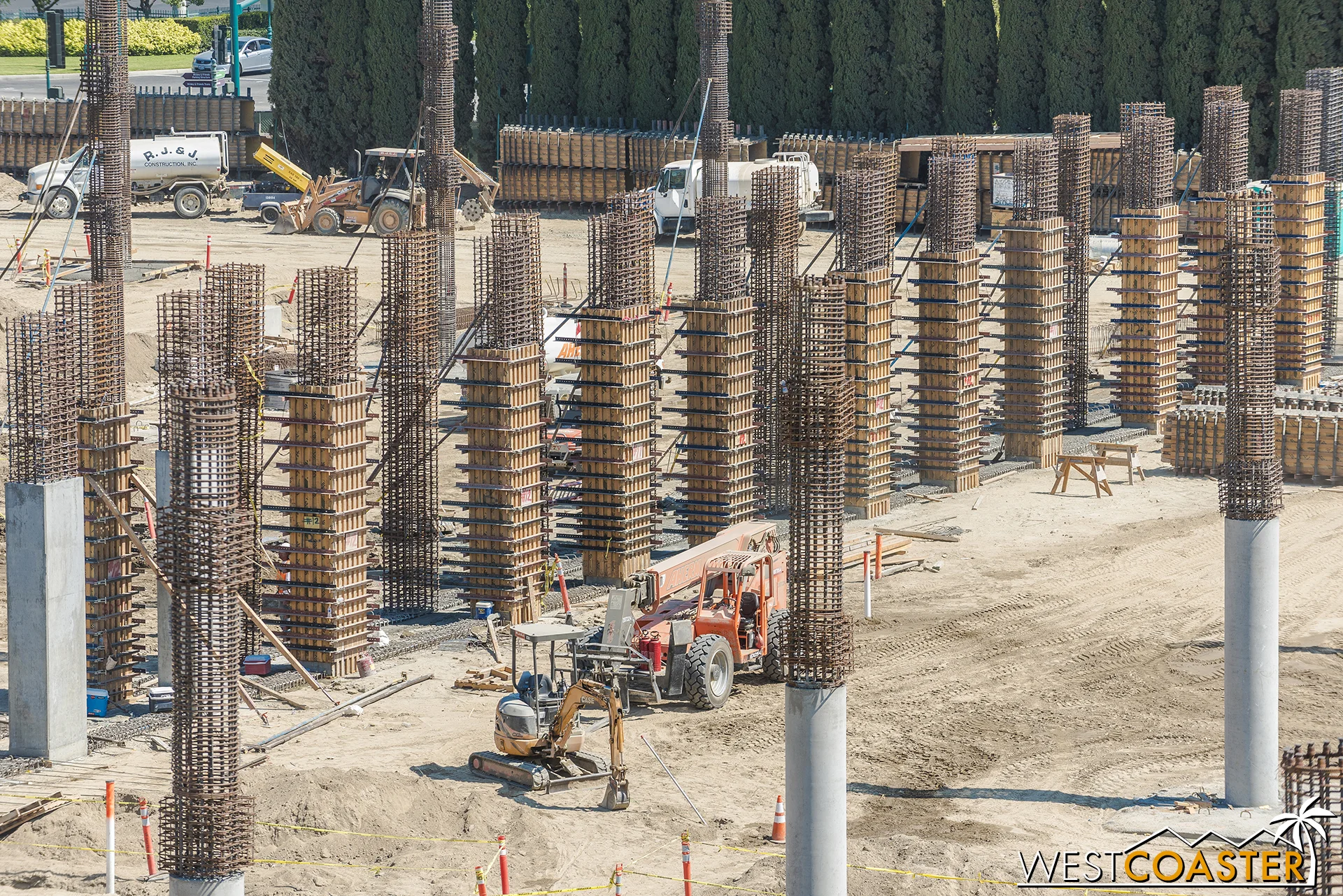 A double row of columns where the two halves of the parking garage meet.