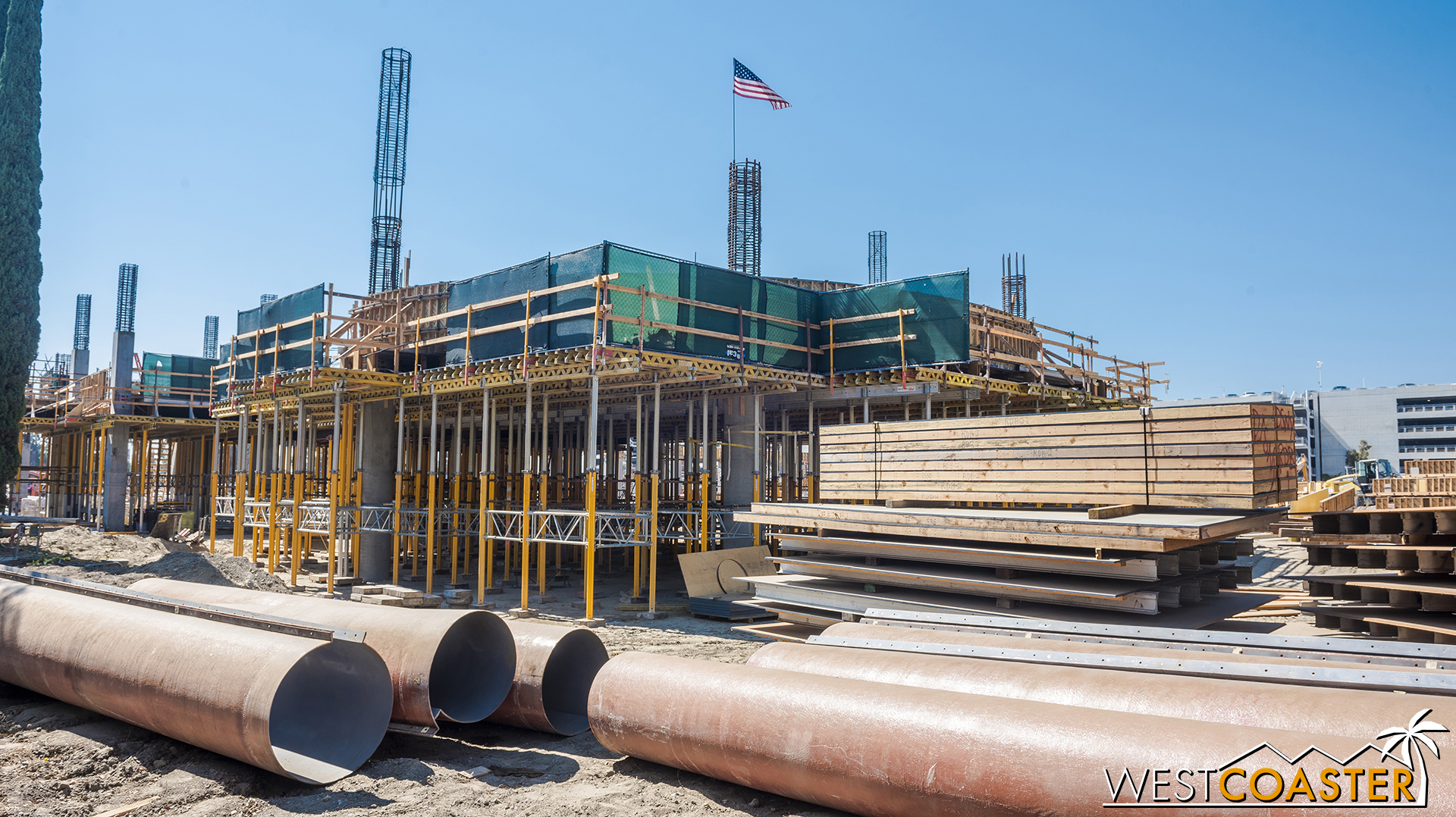  Column formwork lying on the ground. 