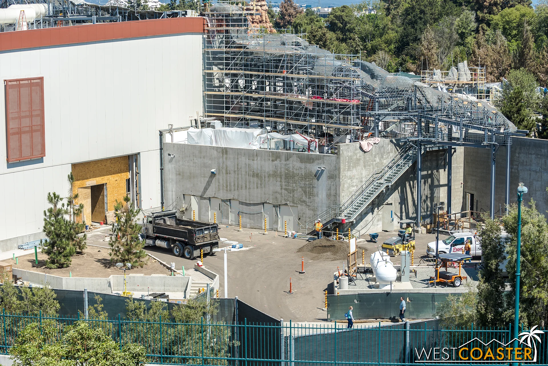 This area is finally getting mesh in preparation for all the rockwork that will cover this part of the Batuu outpost.