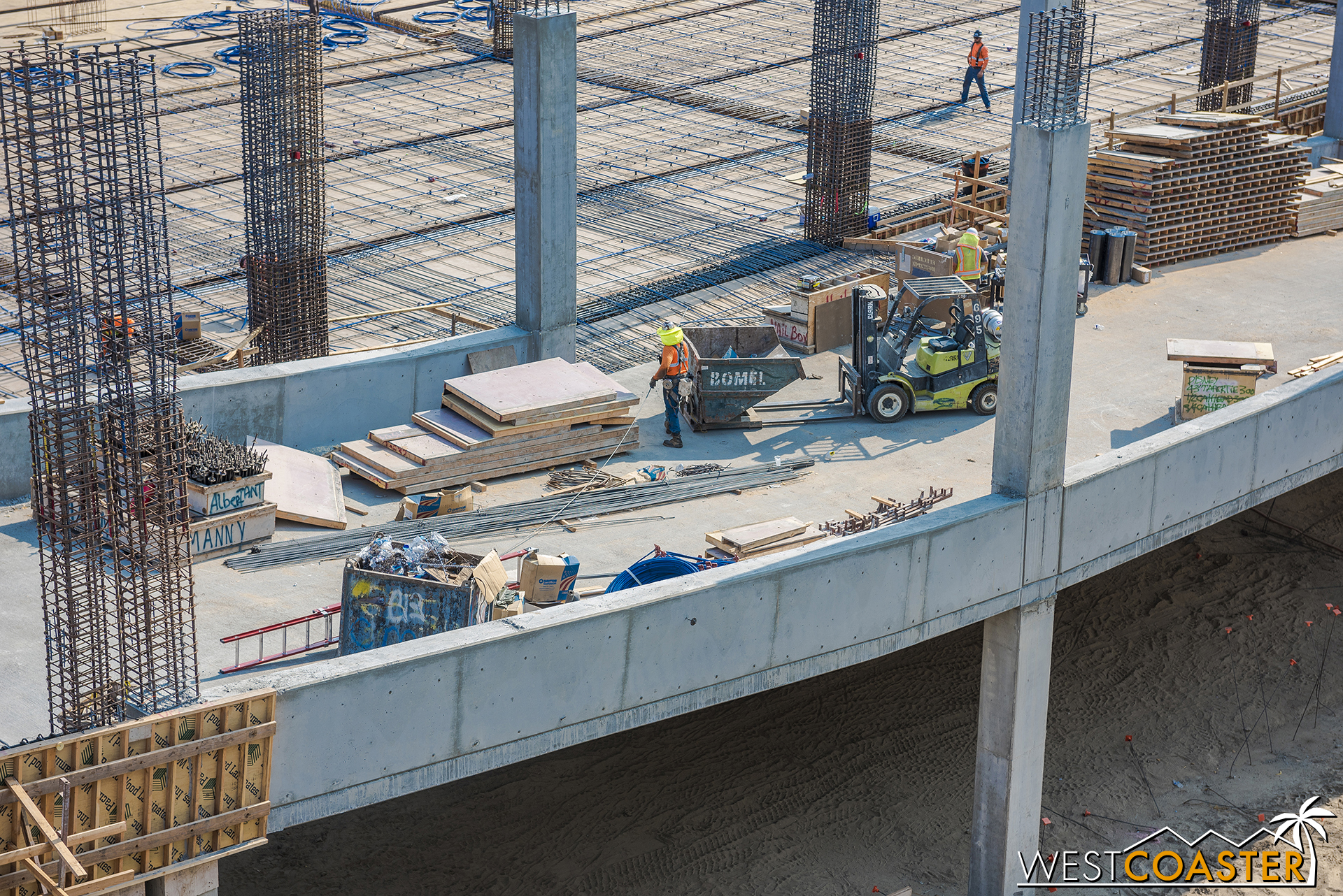  The side walls of the lowest ramp levels have finished casting. 