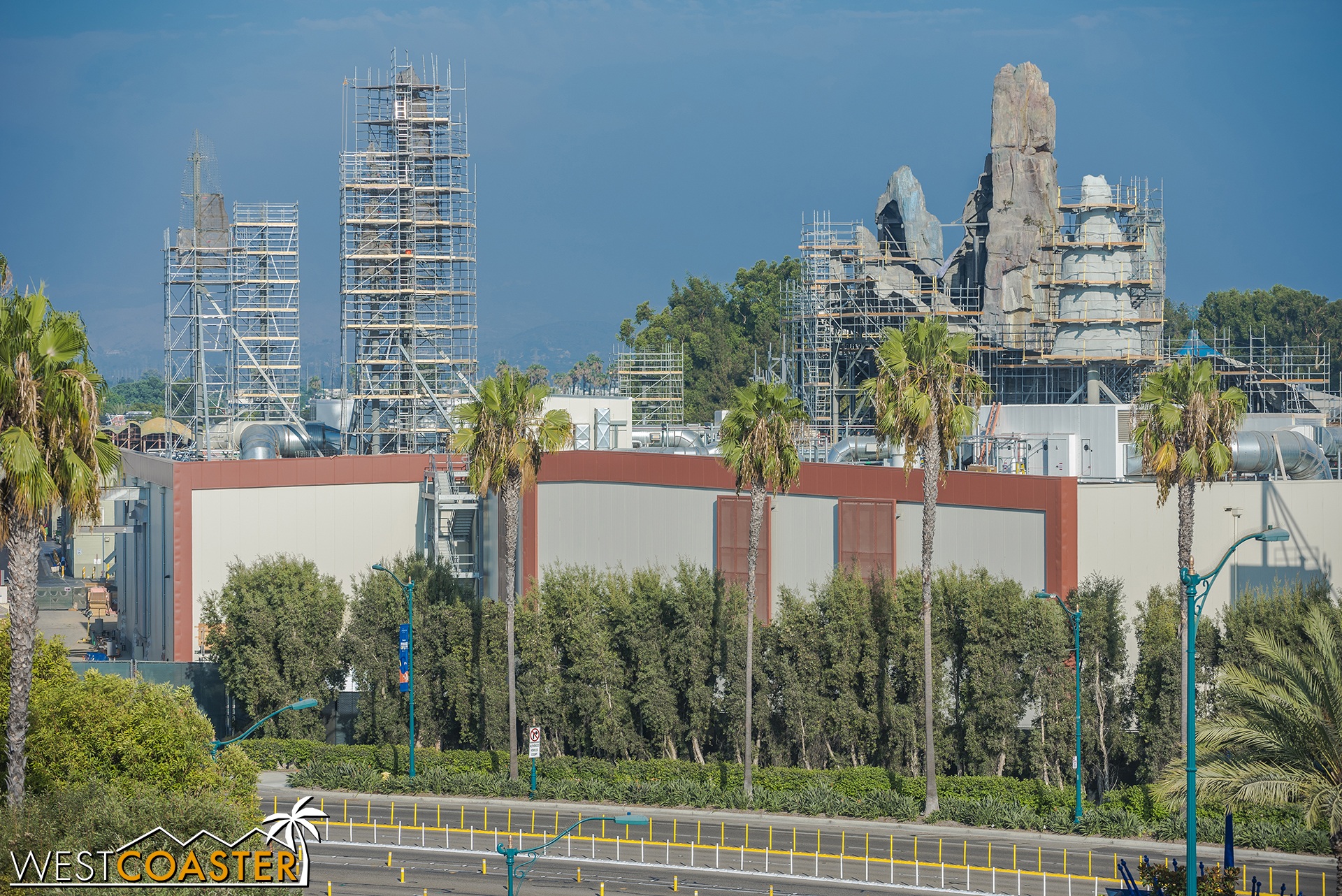  That’s some pretty impressive scaffolding around the “background” spires that are basically just rocks-on-a-stick. 