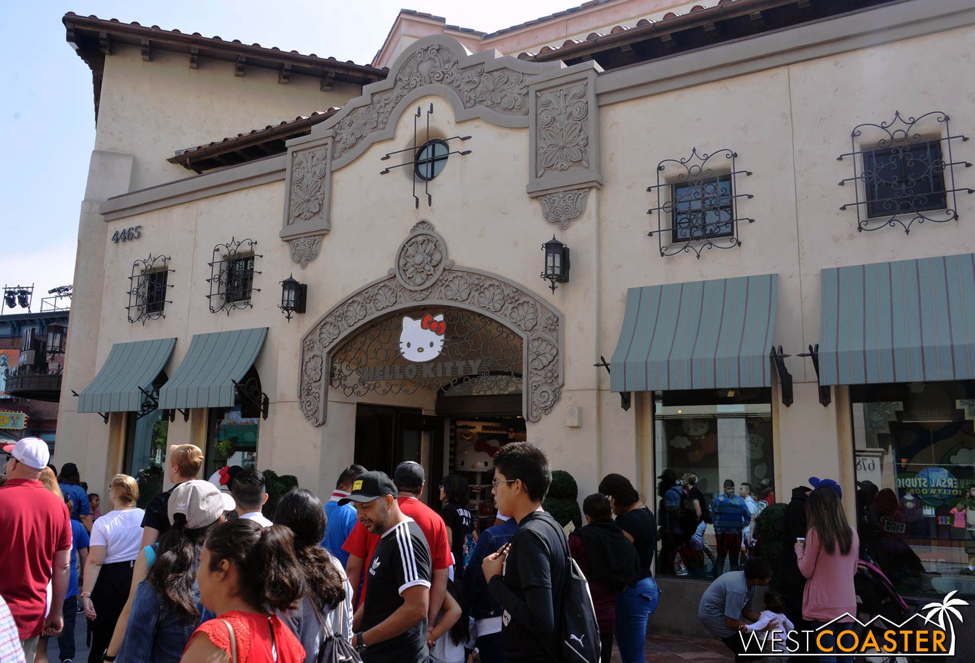  Apparently, Universal has gotten a Hello Kitty store. 