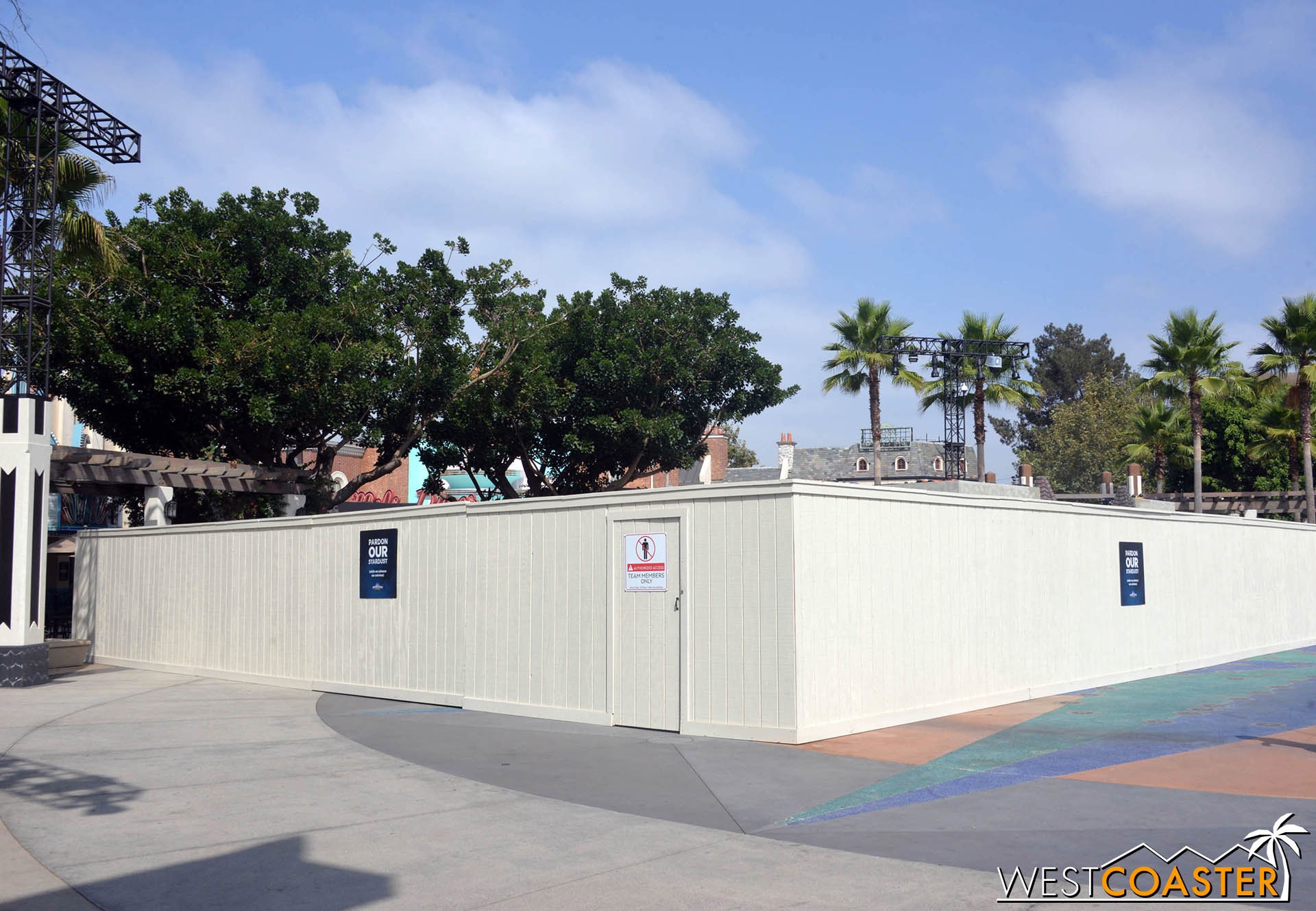 It’s end of summer, and there are work walls, and that usually means Horror Nights maze making! 