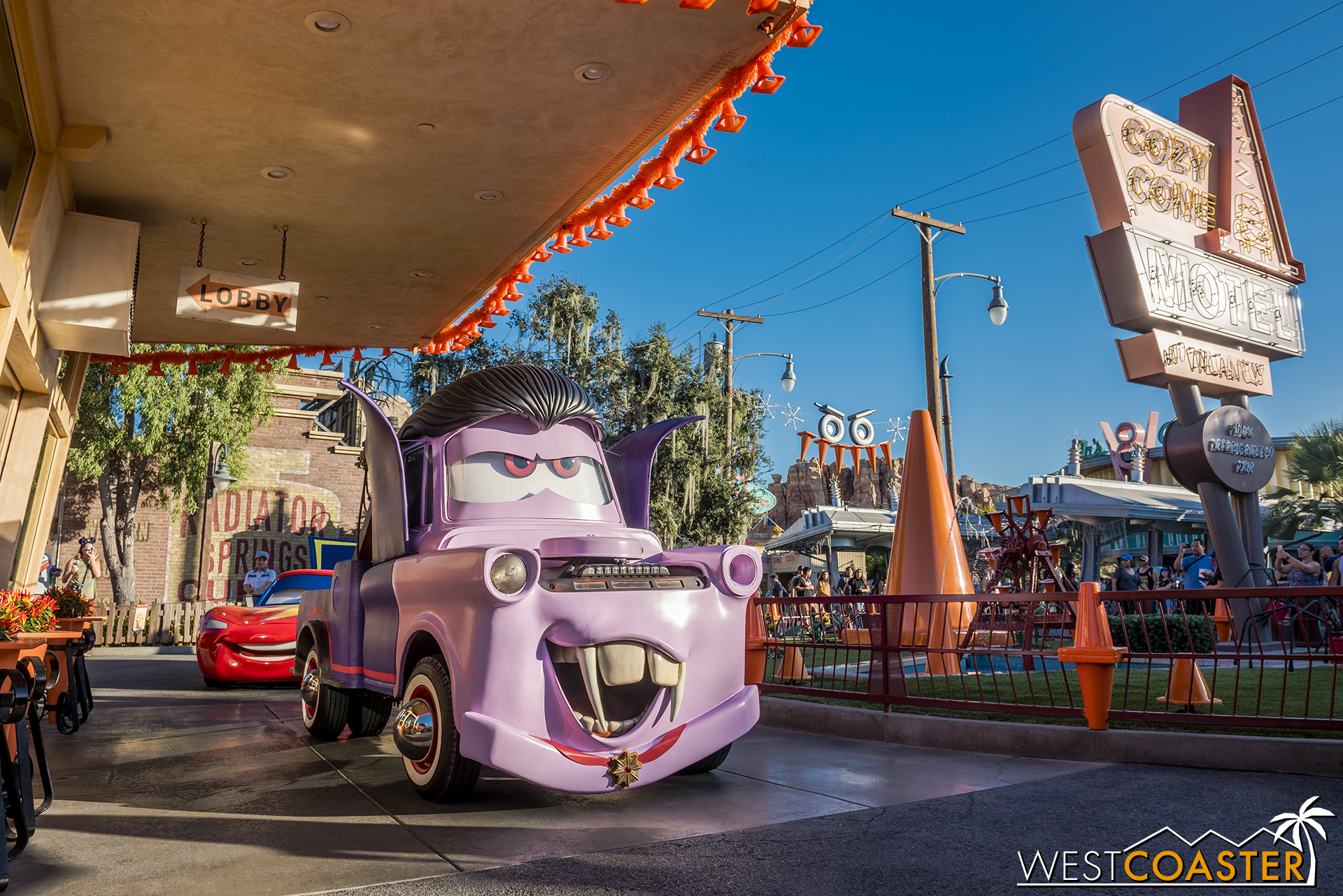  Uh oh, he’s creepin’ up behind Mater! 