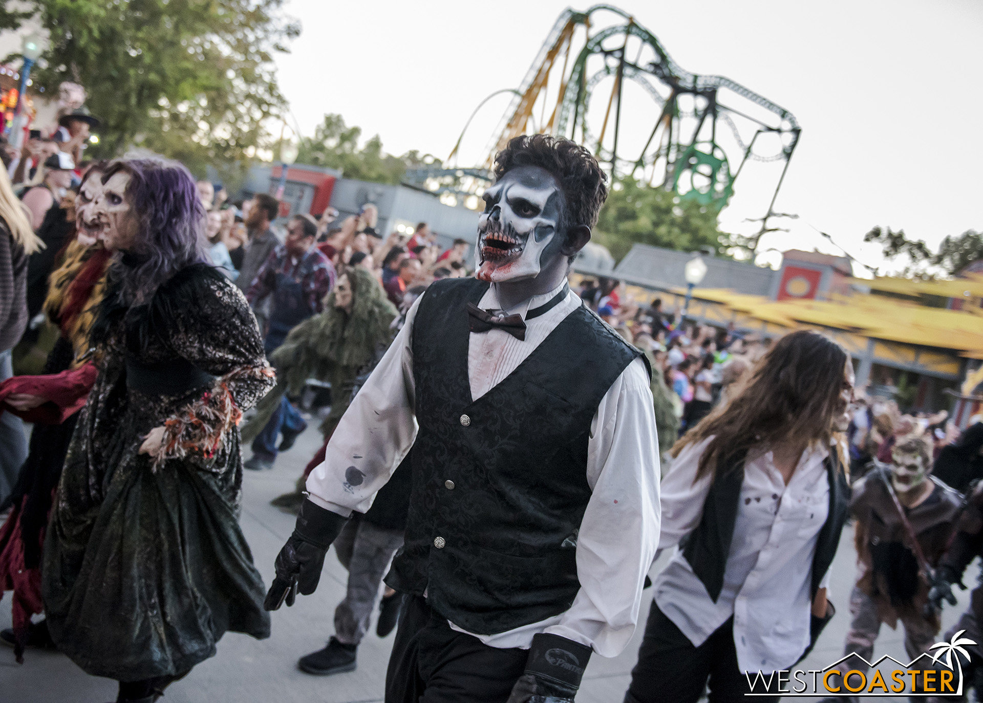  Much as they will at the end of the night, monsters of different scare zones start off together as they emerge. 