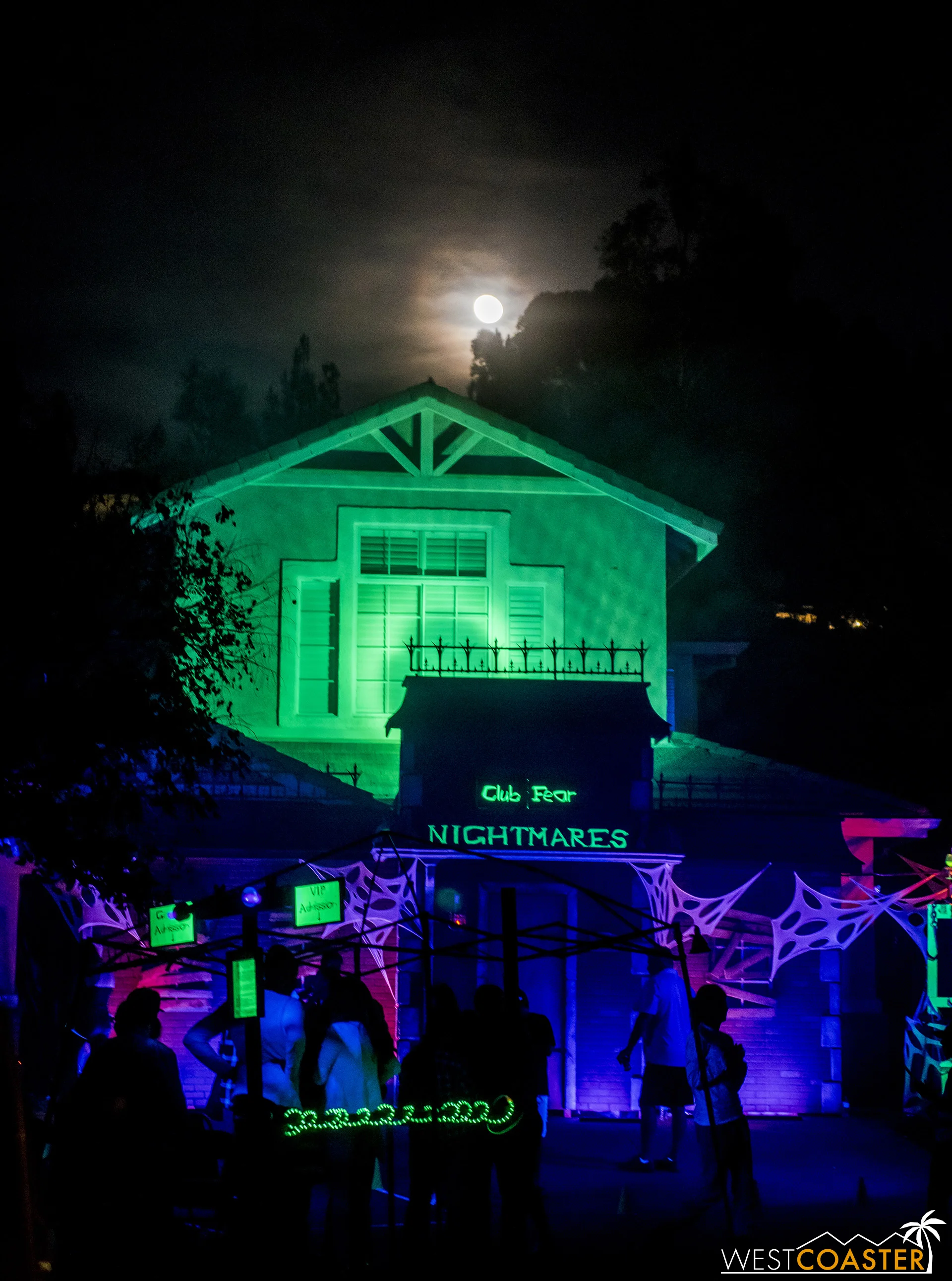 Club Fear’s facade sure is photogenic, and the rising moon in the background doesn’t hurt either!