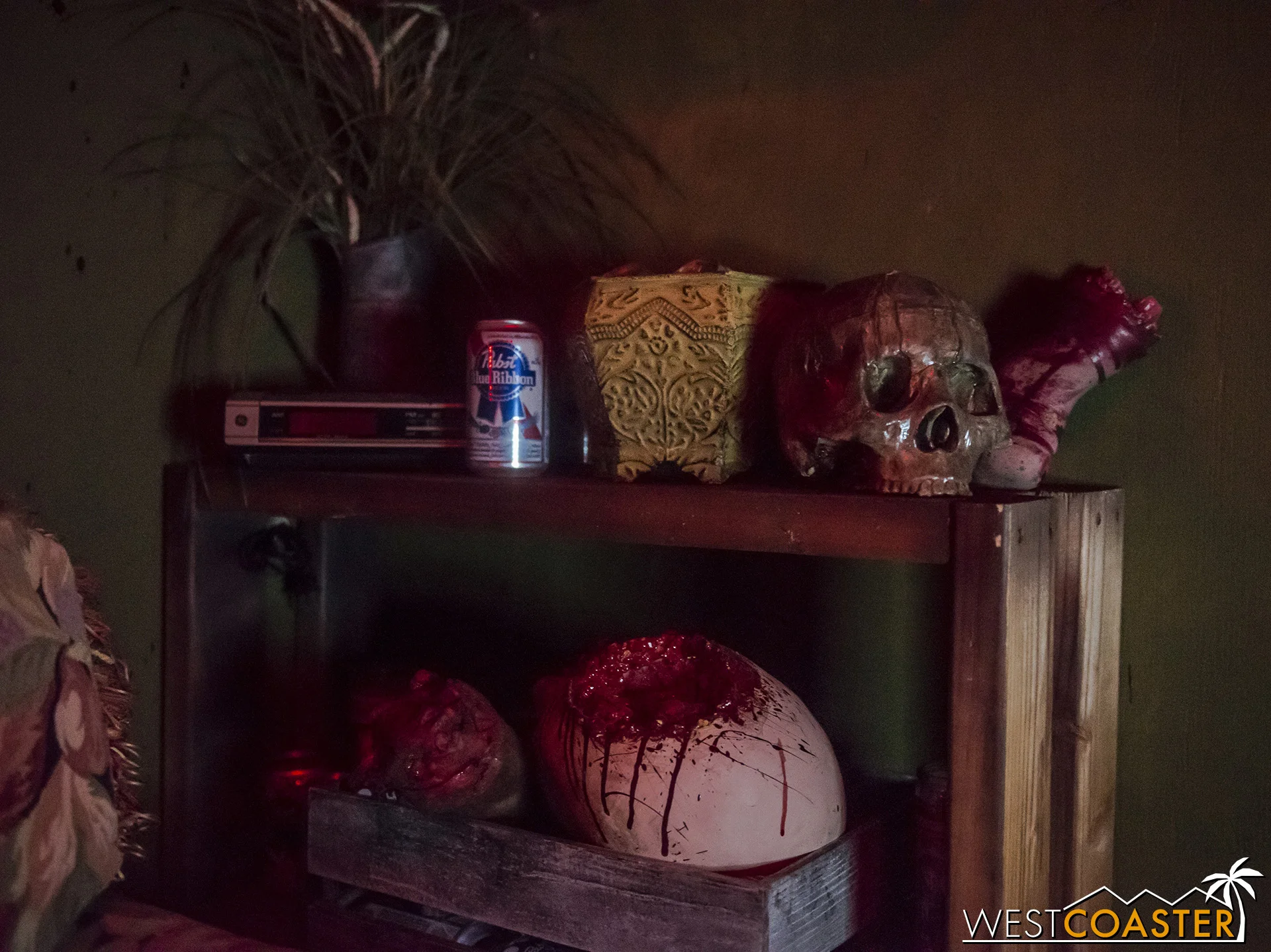 As was a shelf on this corner with additional theming.