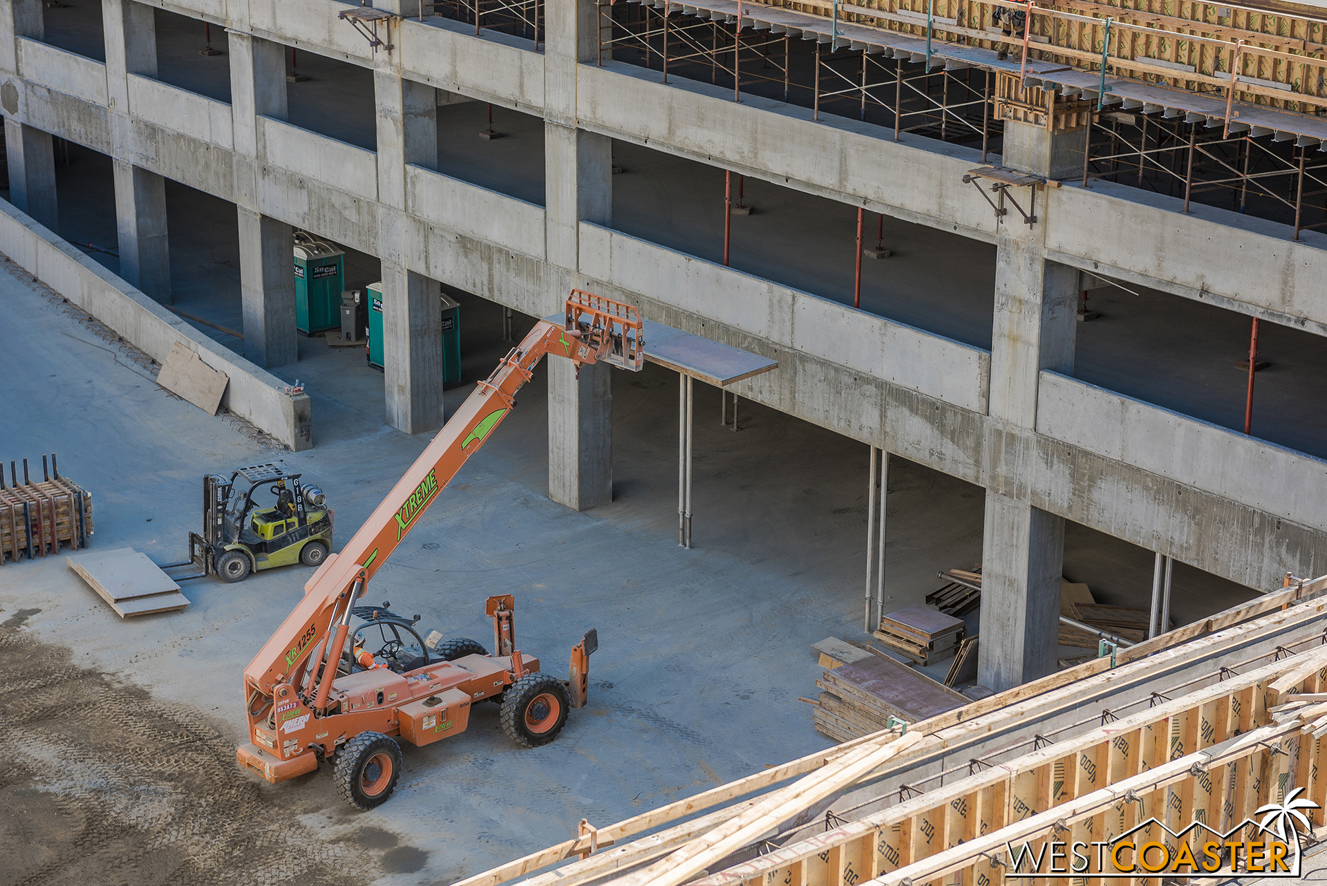  A extending fork lift raises a concrete formwork panel to the top. 
