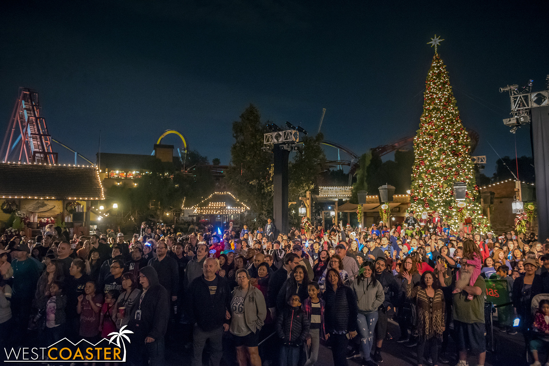 The 600 children from the Boys and Girls Club and their families pose for a group photo for Knott’s.