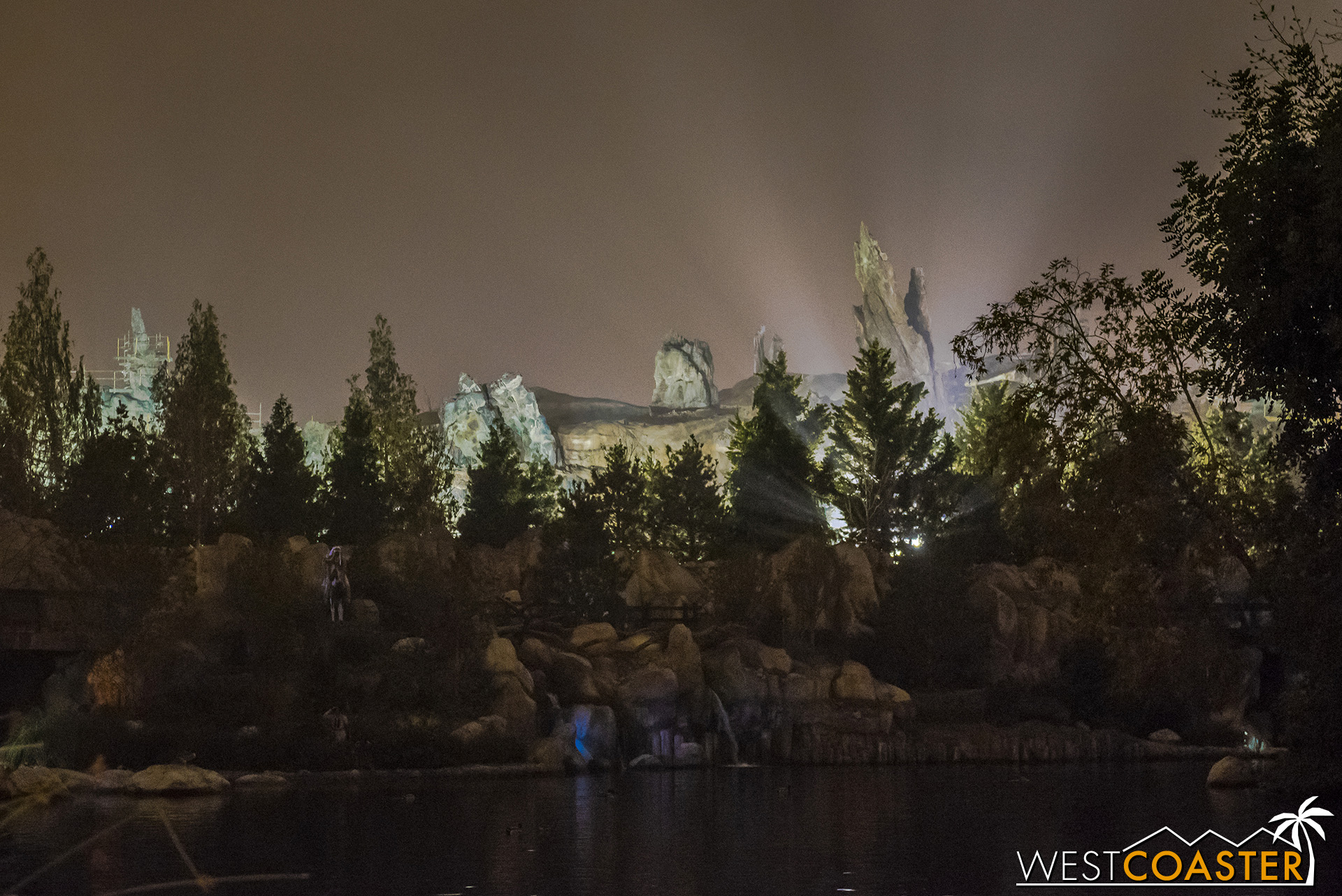  And here’s a super special nighttime look at Batuu!! 