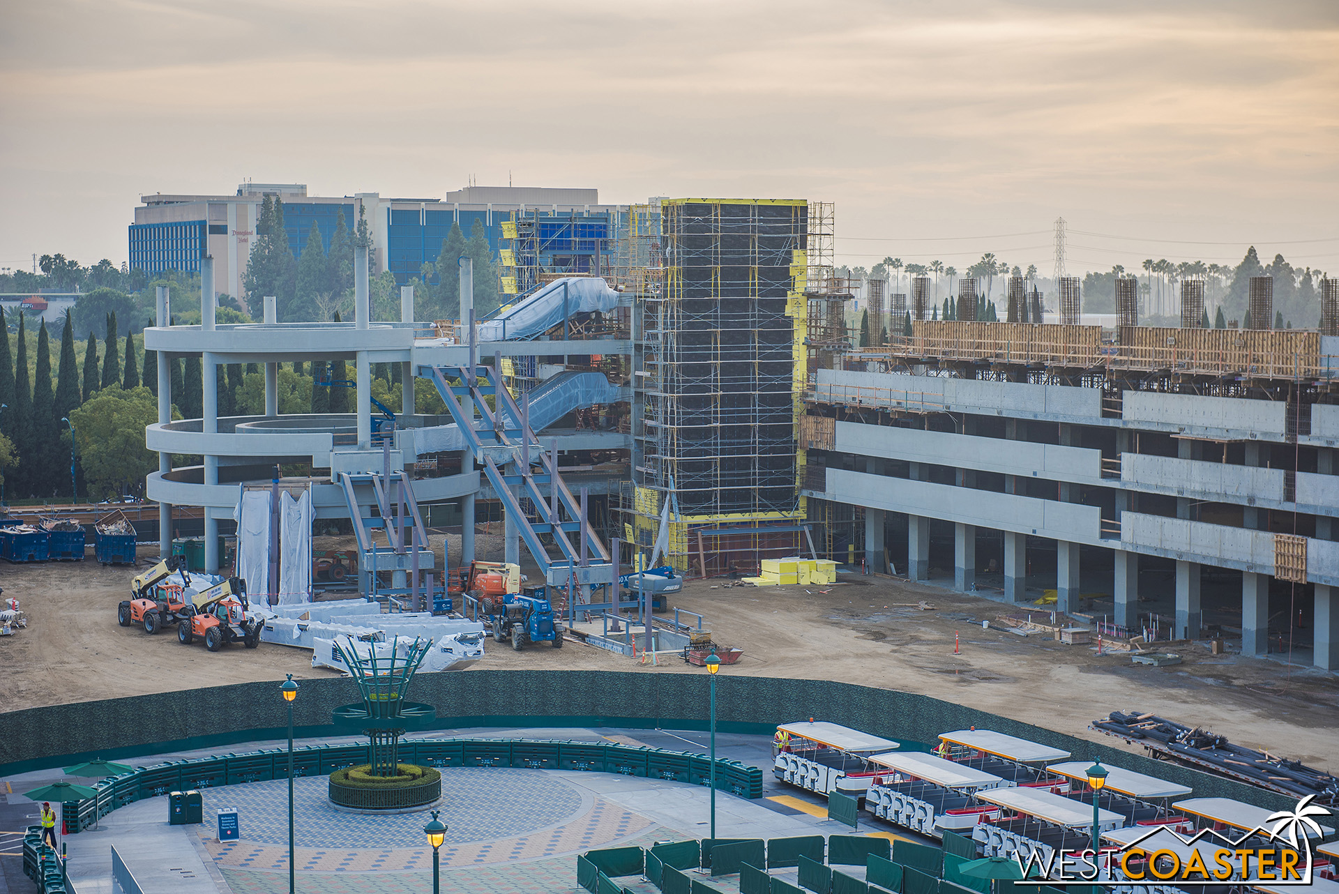  The Mickey and Friends expansion is coming along nicely, with the escalator promenade at the far end really starting to take shape as it nears topping off. 