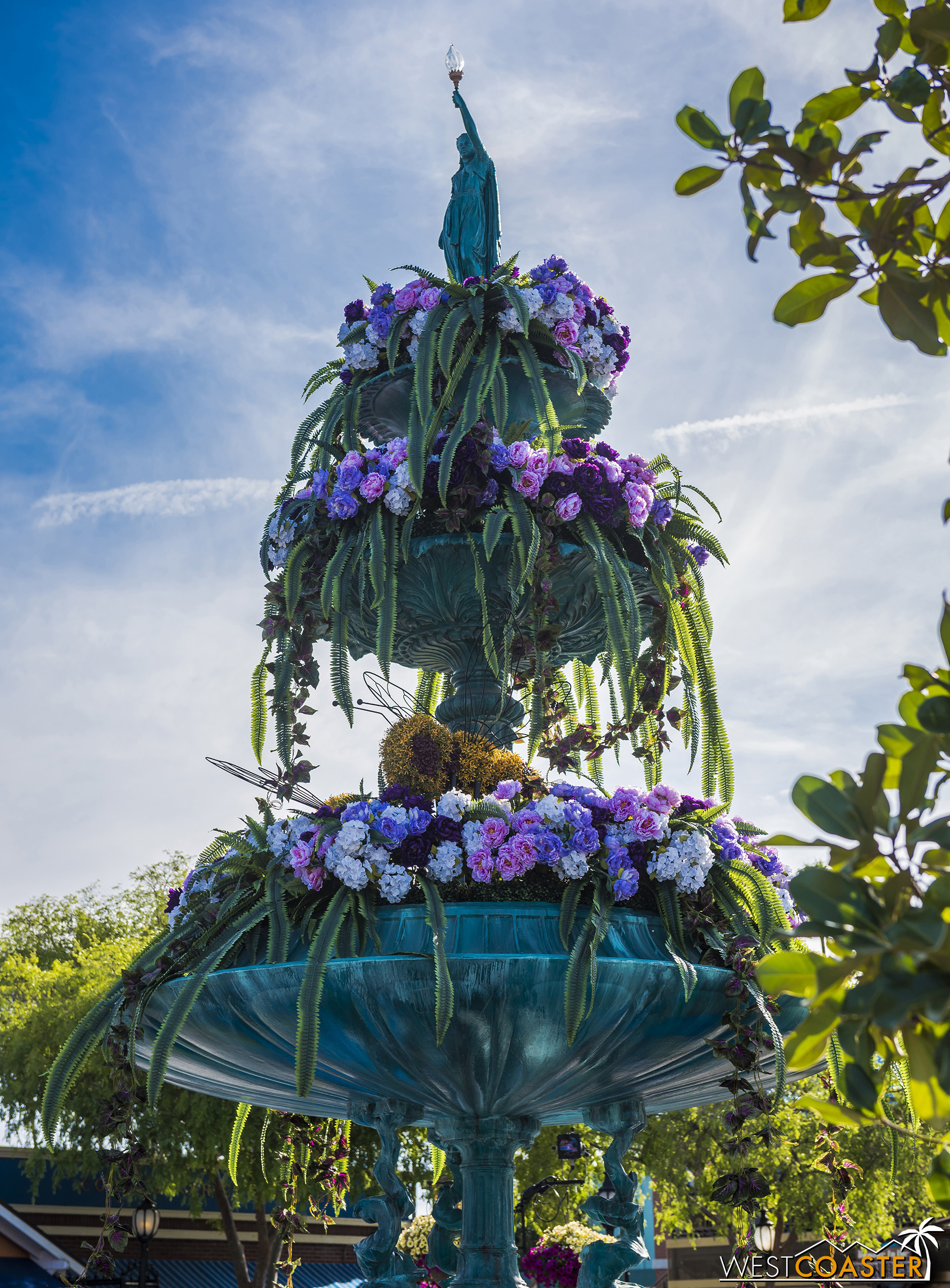  The fountain is bursting with blooms! 