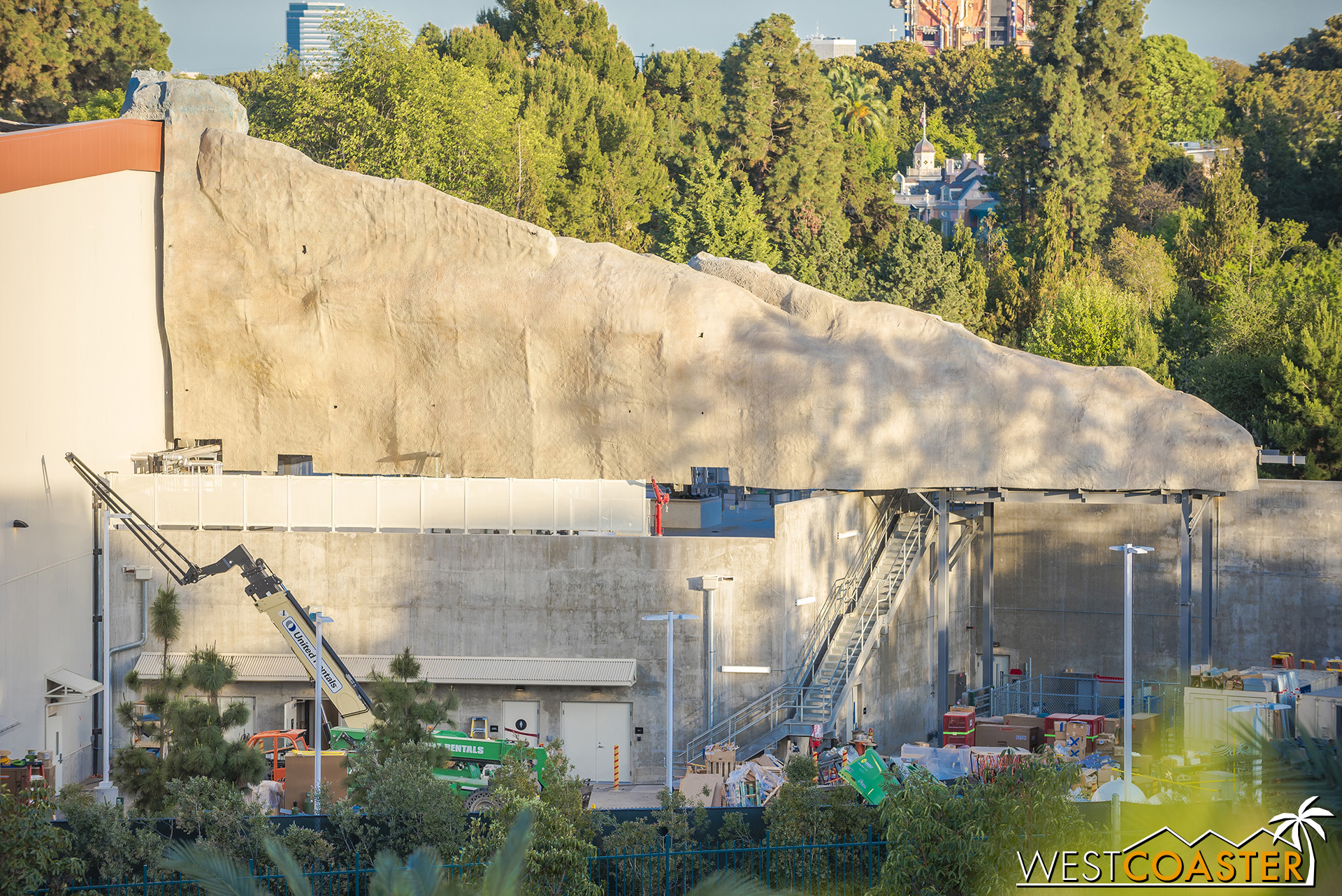  I hope it looks at least presentable from all angles when Galaxy’s Edge opens! 