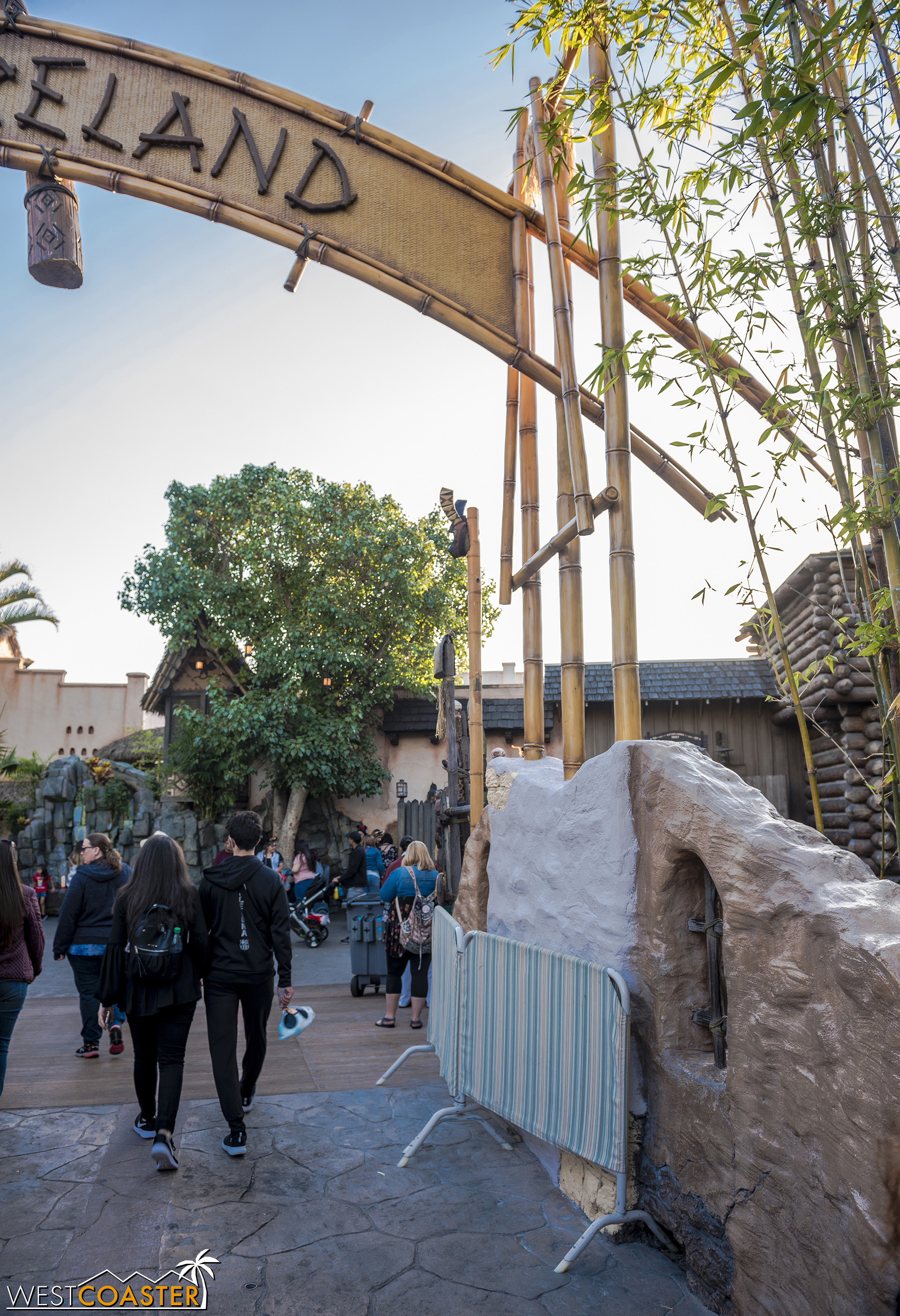  The rockwork here needs repainting, but the extra bamboo structure previously on this side is gone.  Goodbye, bottleneck! 