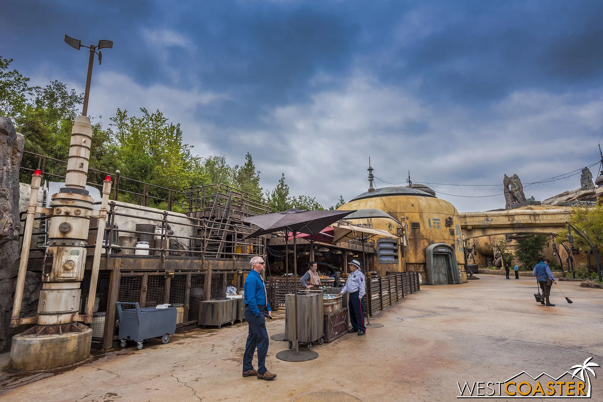 Another mini-show occurs over here, near the Frontierland entrance, across the elevated platforms.