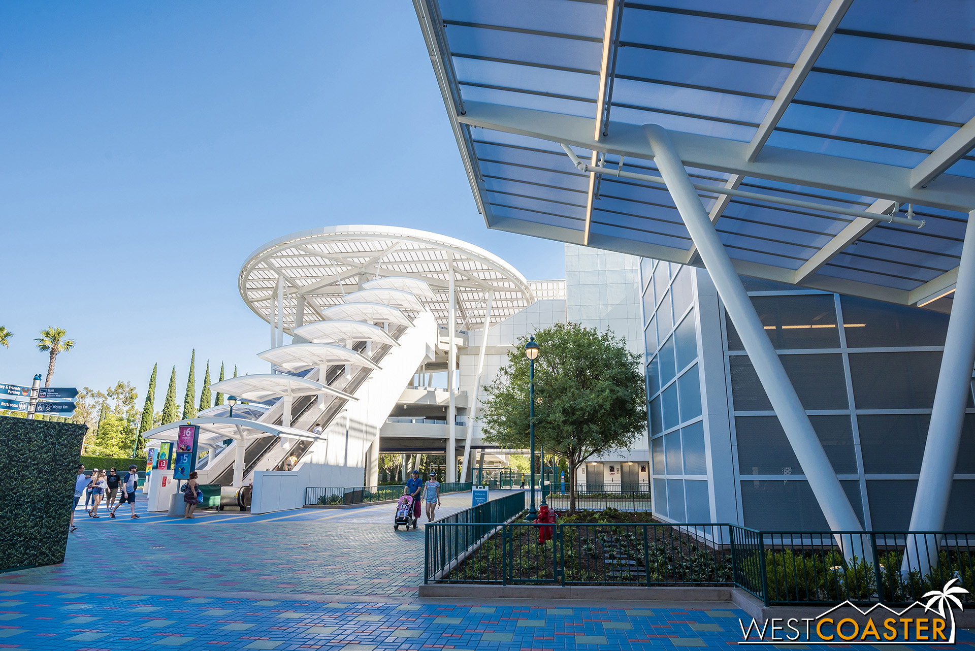  Back to the promenade, right now, if you want to walk to Downtown Disney instead, you need to head this way. 