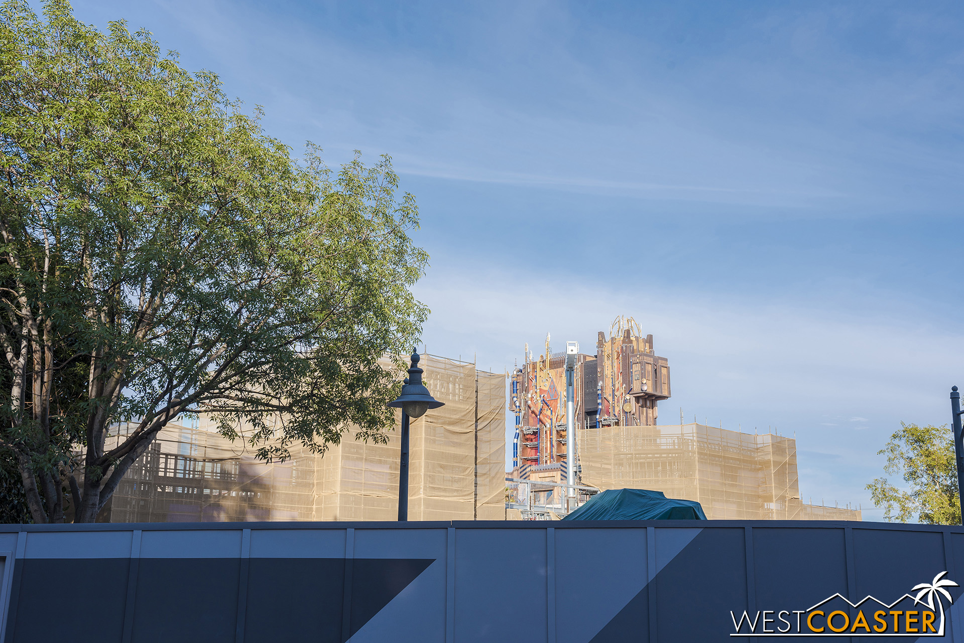  The new Spiderman ride building is doing its best to sort of blend in with Guardians of the Galaxy beyond. 