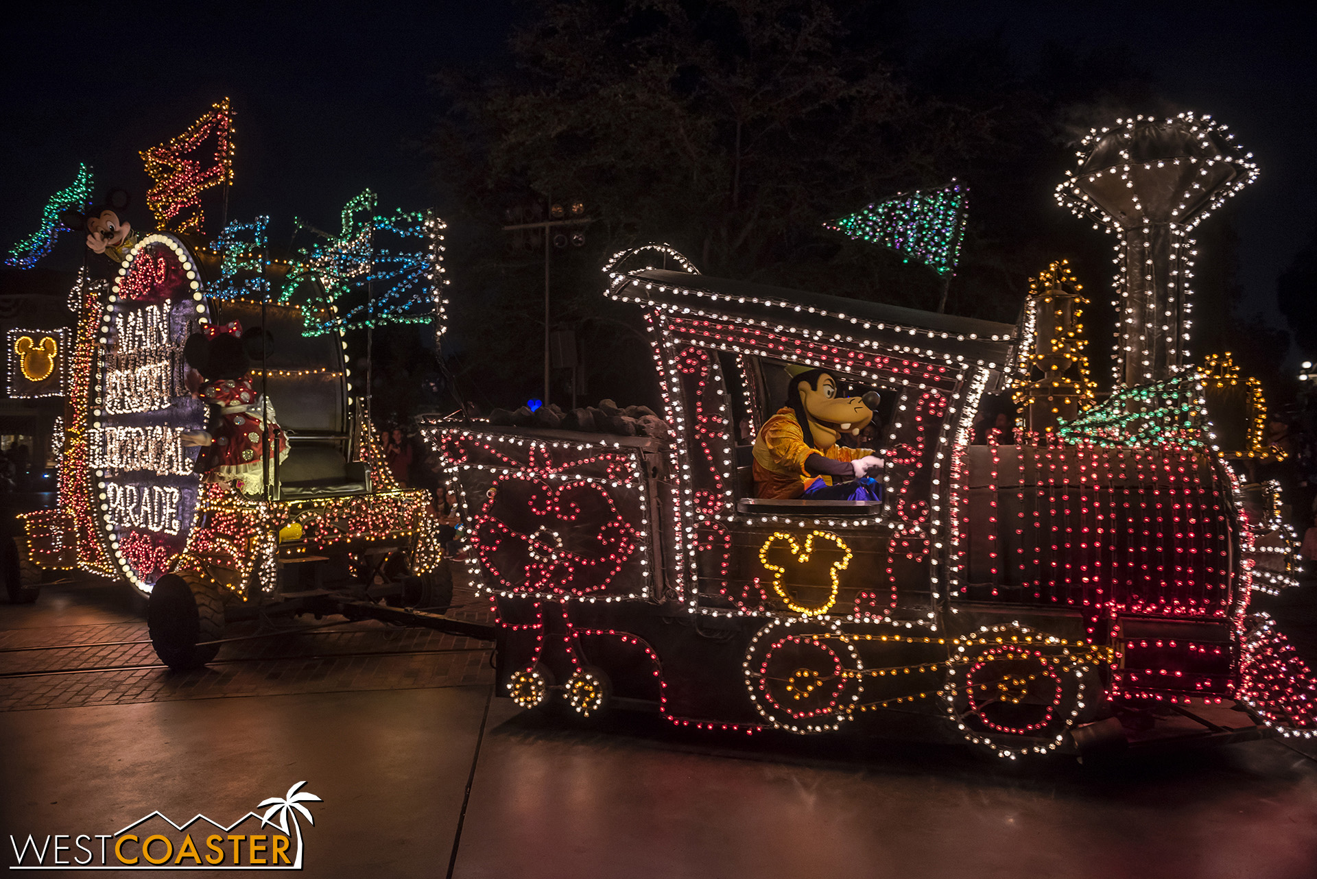  The Main Street Electrical Parade is back.  So here are a bunch of photos of it! 