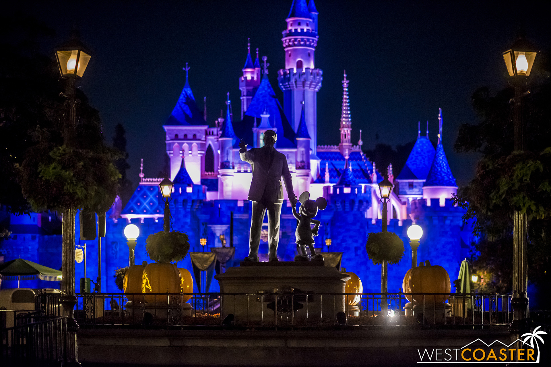  The lights were off the Partners Statue last Friday and before then, but there’s something a bit col to see Walt and Mickey in silhouette, illuminated only by the glow of the backlighting. 