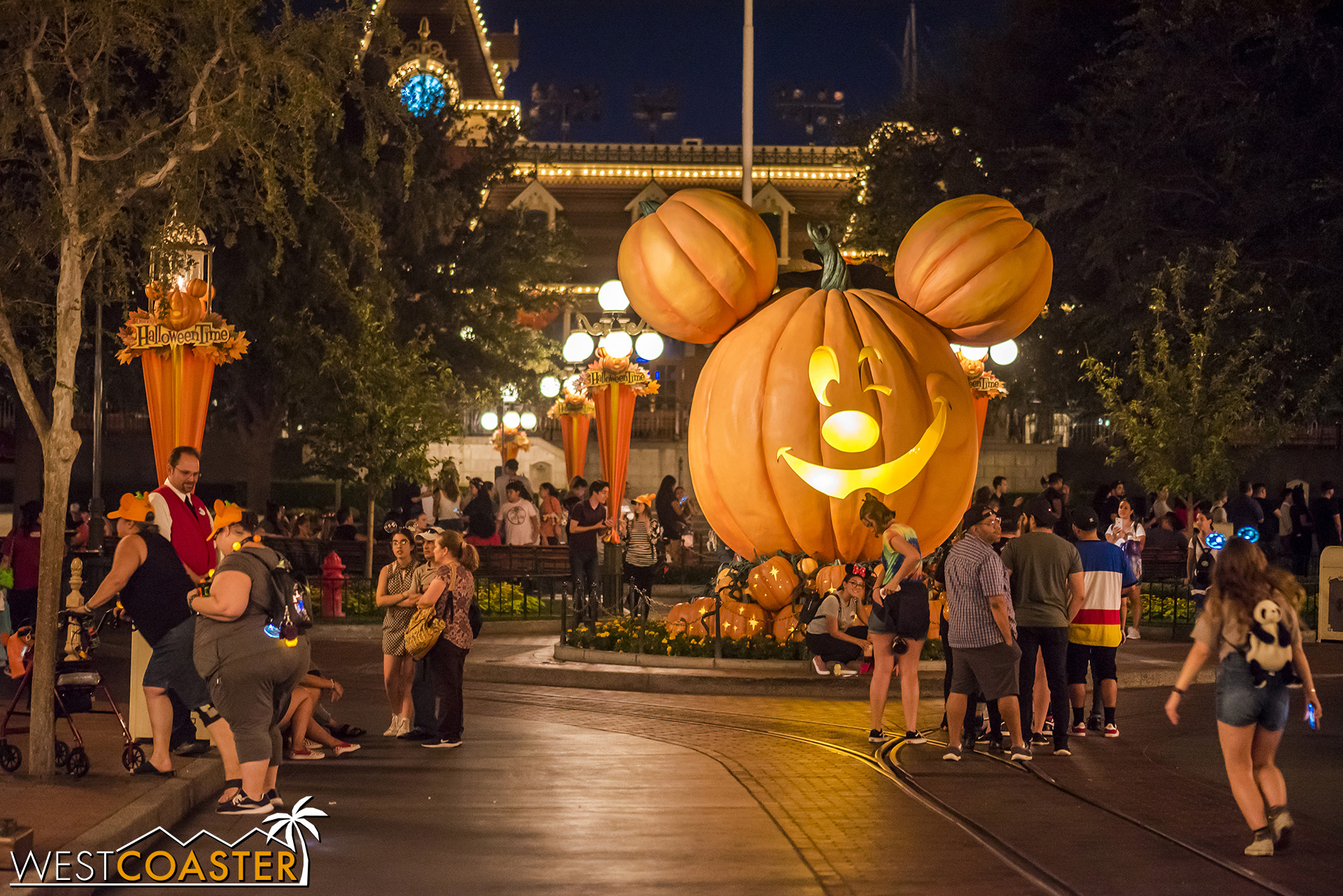  45 minutes after park closing, Main Street was still somewhat crowded. 