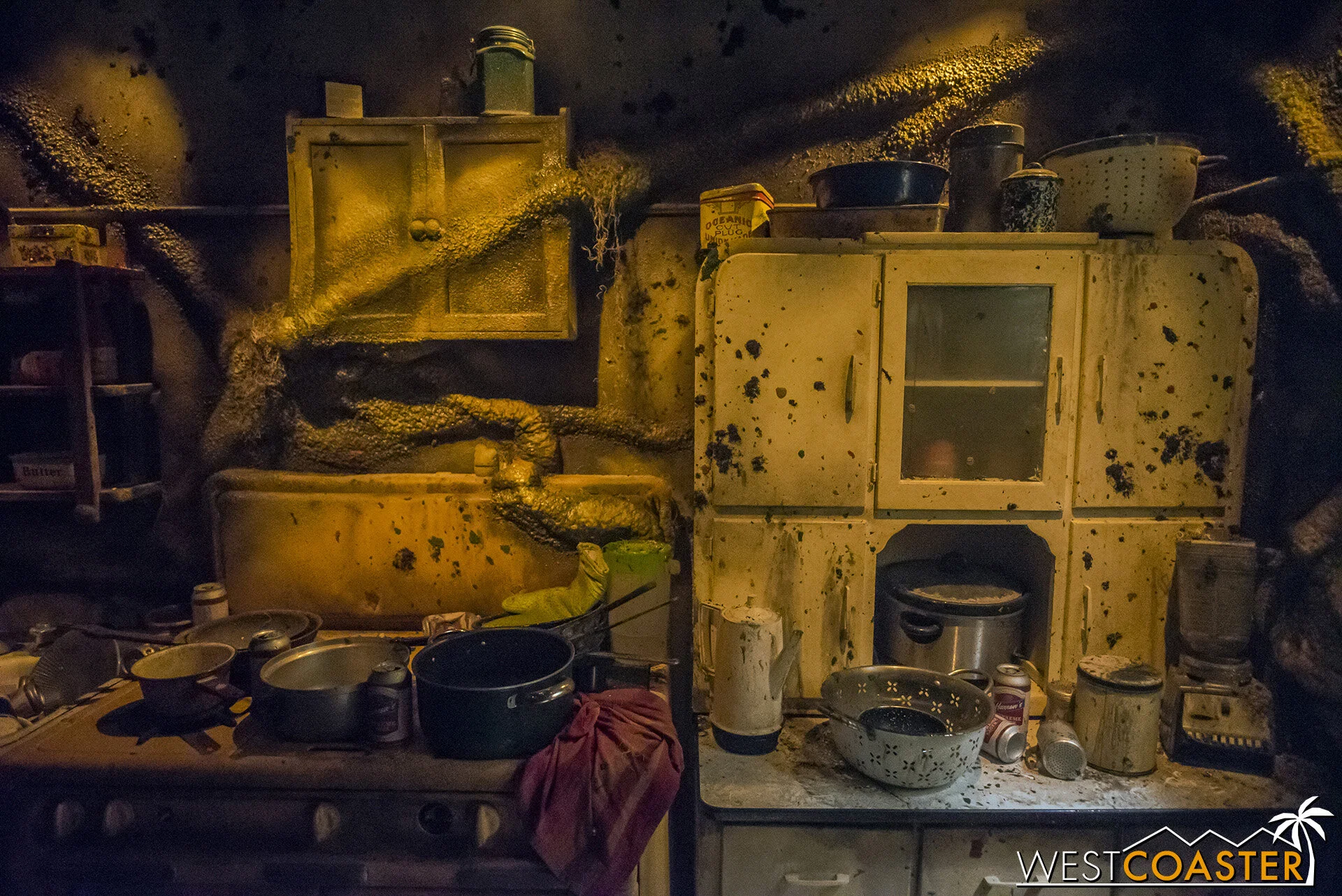As much as Horror Nights can be criticized for plain, unfinished portions of mazes between rooms, they can also get incredibly detailed in the set dressing of the rooms that are subjects of focus.
