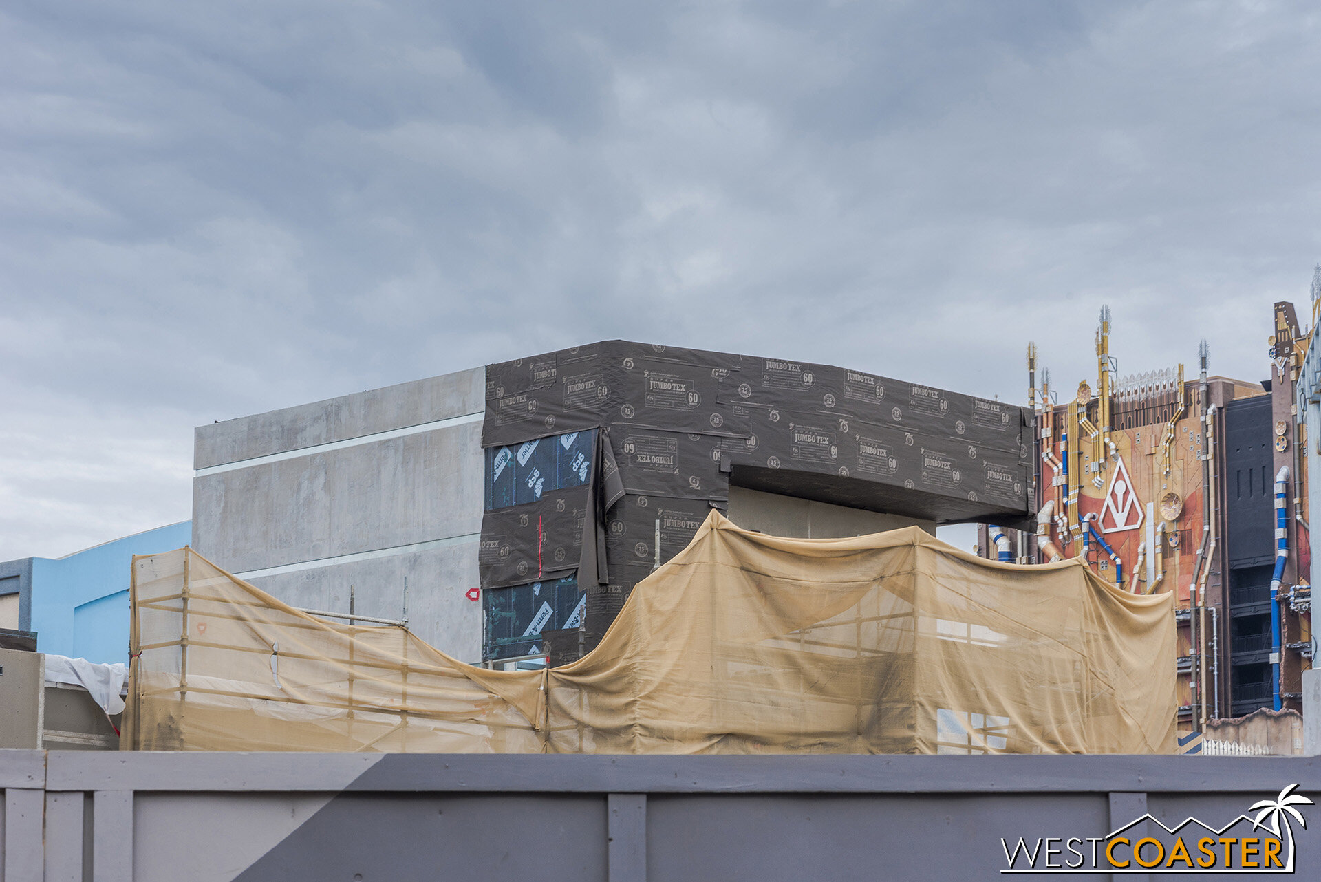 Plaster has covered parts of the future Spiderman ride building, and waterproofing has covered the rest. 