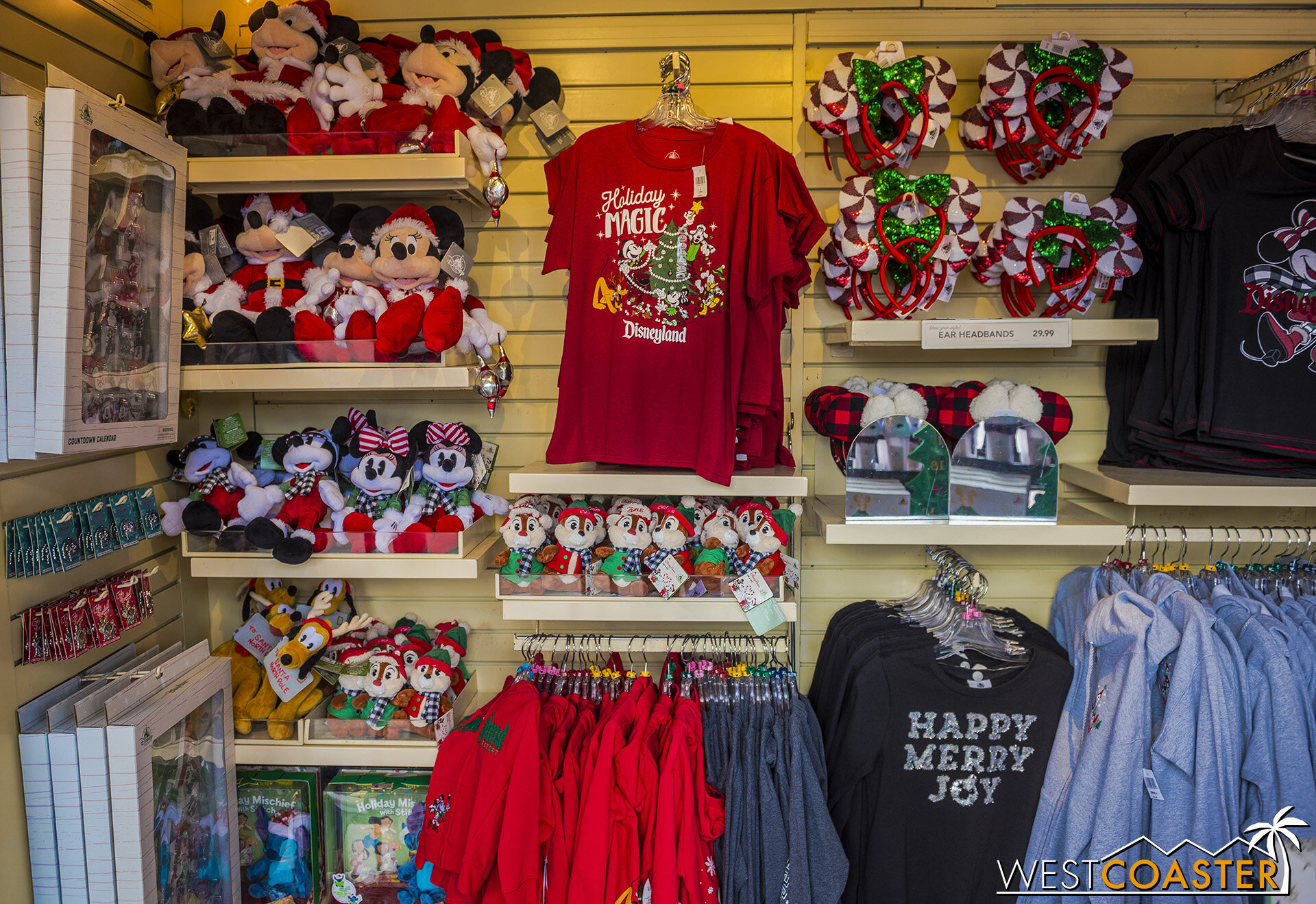  Plushes, clothes… there are plenty on hand. 