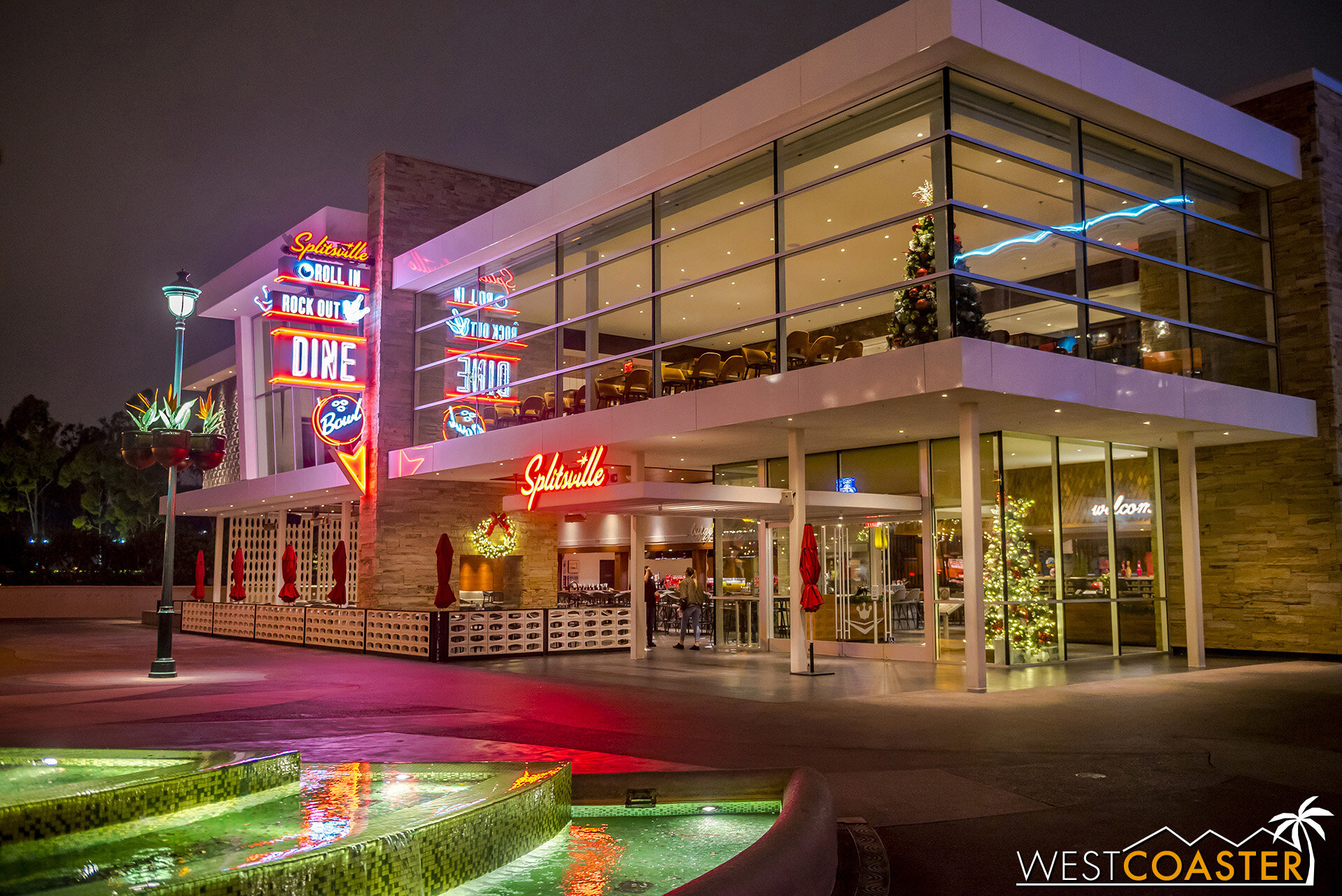  Splitsville has some Christmas decorations too. 