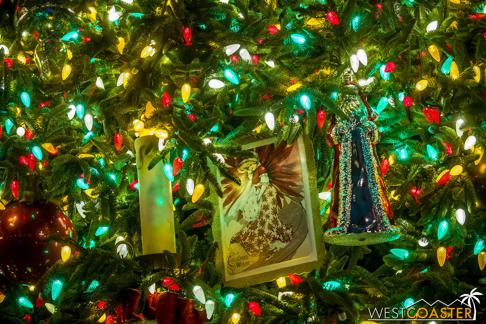  Classic ornaments on the tree. 