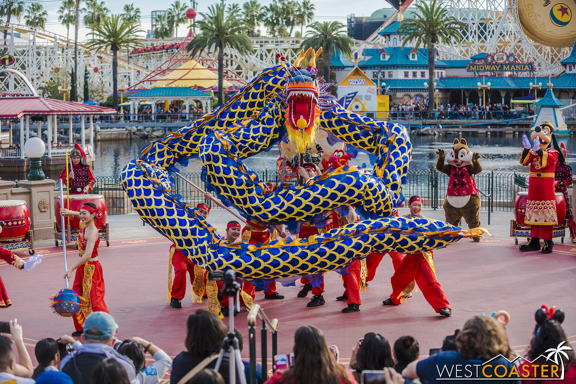  Dragon dancers move in an intricate sequence. 