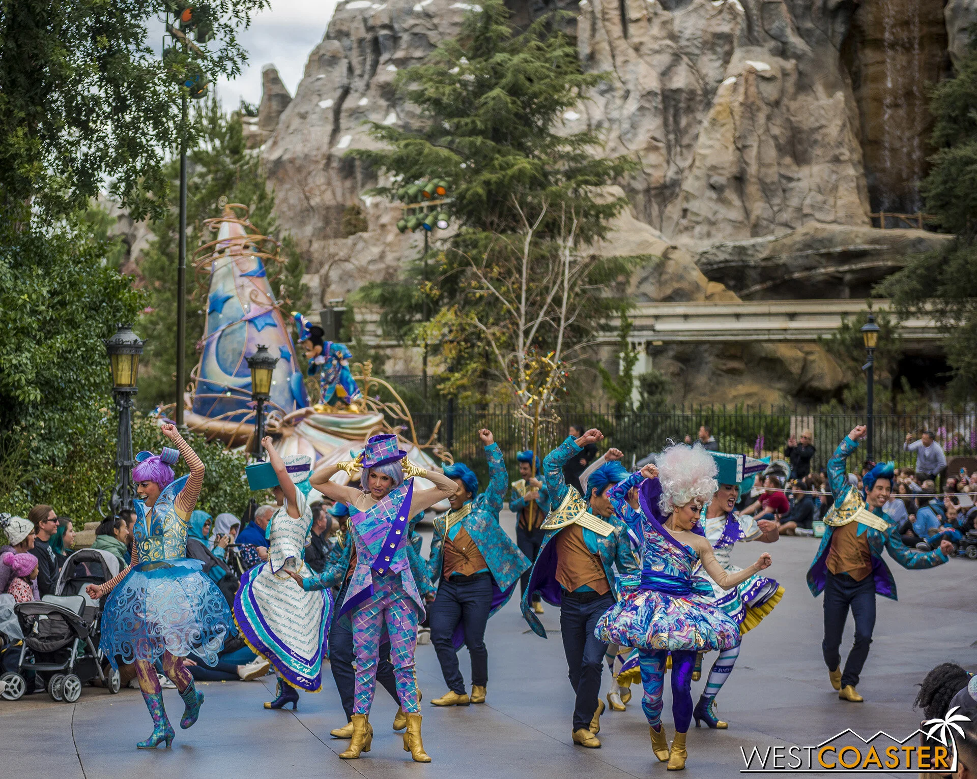 DLR-20_0303-B-MickeyAndFriends-0000a.jpg
