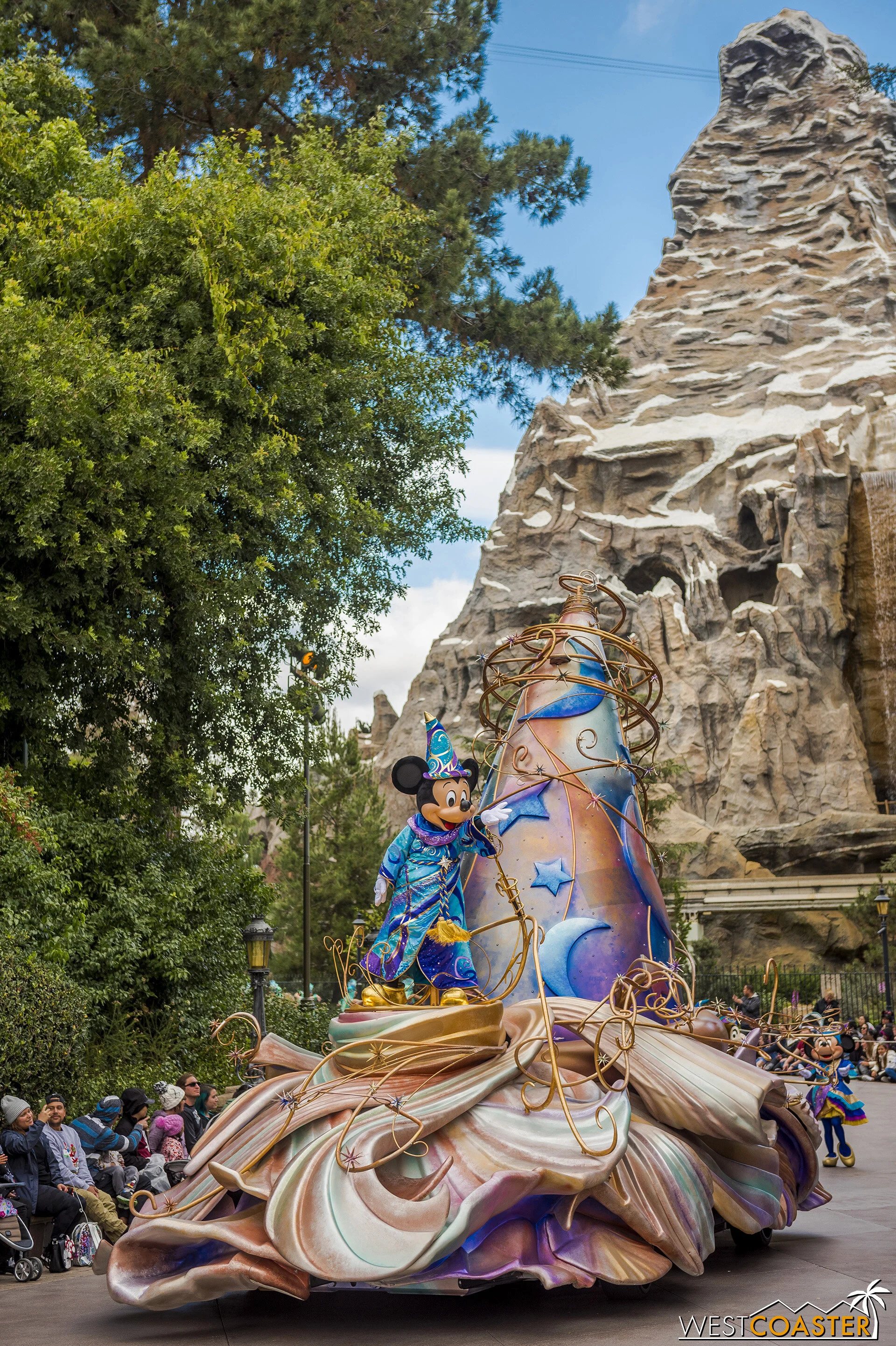 DLR-20_0303-B-MickeyAndFriends-0000b.jpg