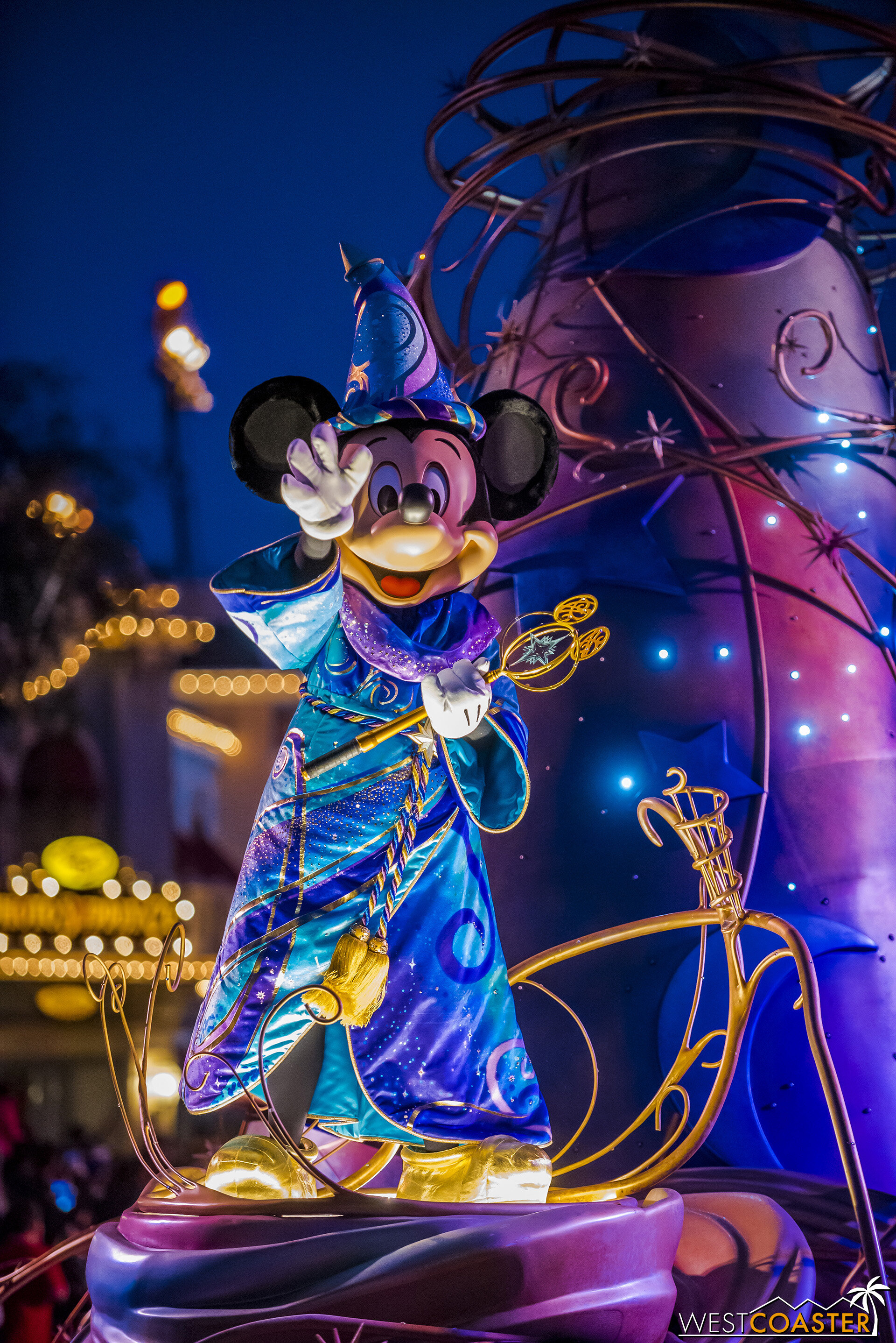  Mickey Mouse greets the evening guests on his float, which literally sparkles! 