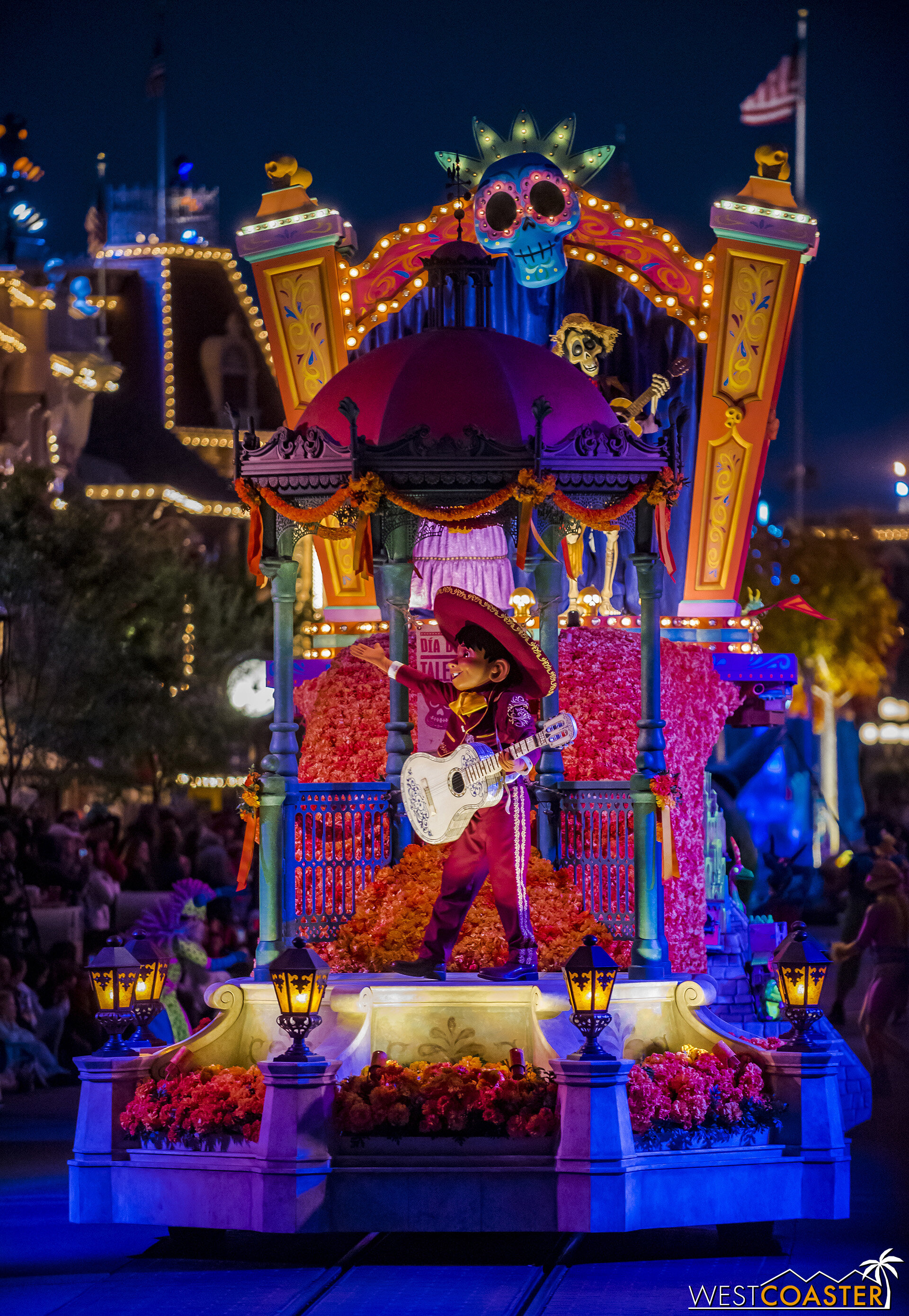 The atmosphere of Día de los Muertos really comes alive (pun not intended) on the Coco float at night! 